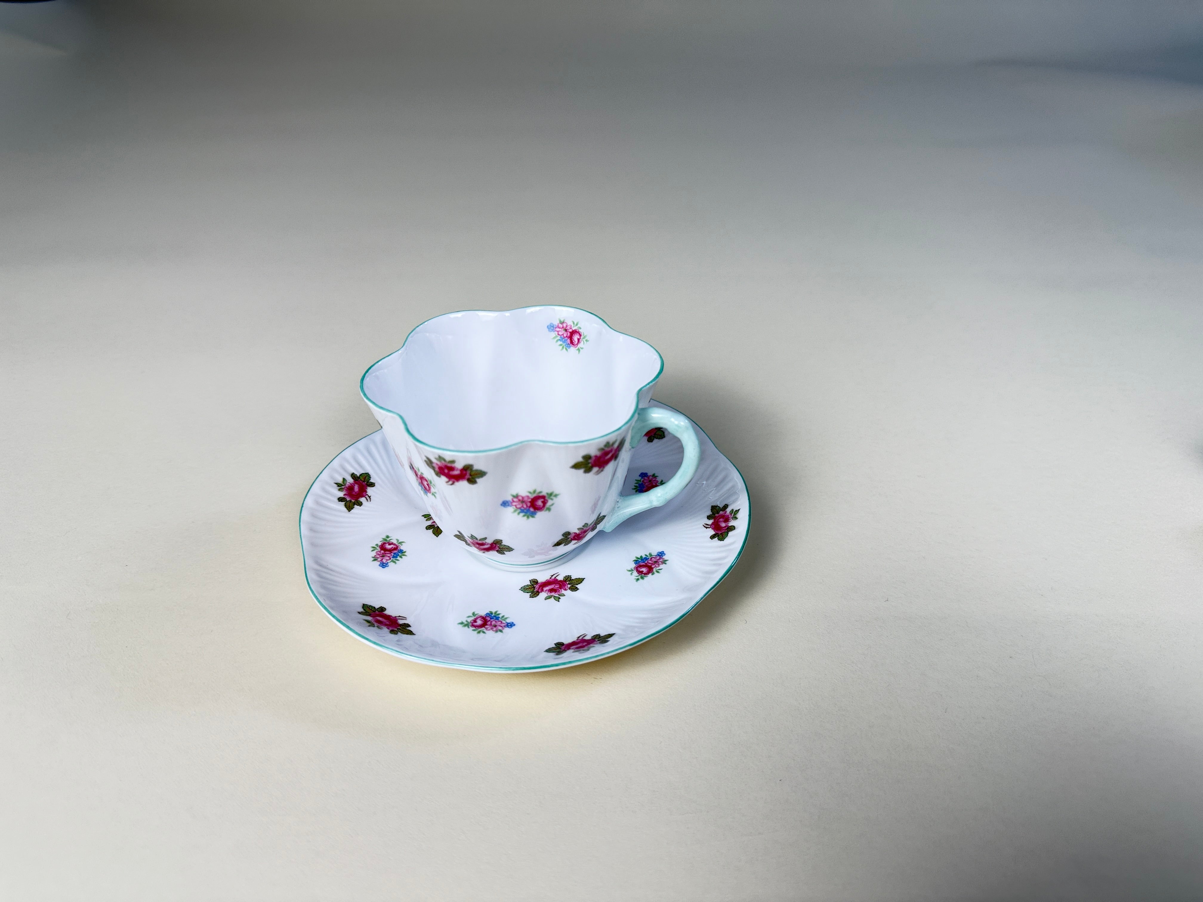 Shelley “Rosebud” 骨瓷茶杯碟套装|图案编号 13426 英国,约1940–1960年代|Dainty 花瓣型