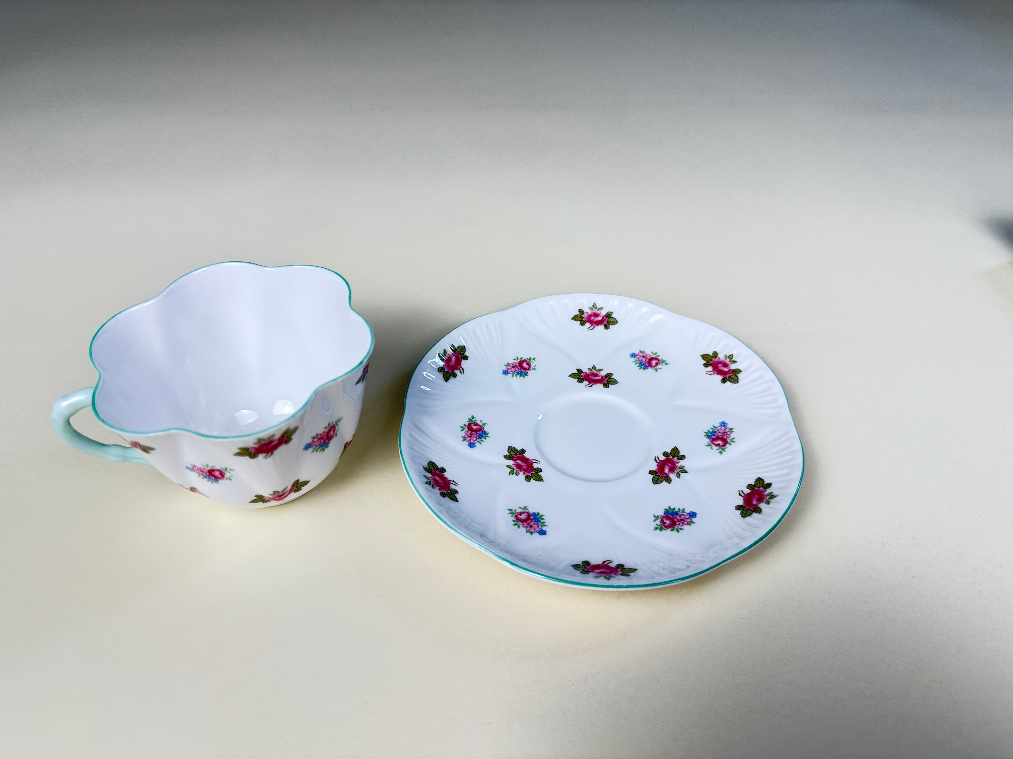 Shelley “Rosebud” 骨瓷茶杯碟套装|图案编号 13426 英国,约1940–1960年代|Dainty 花瓣型