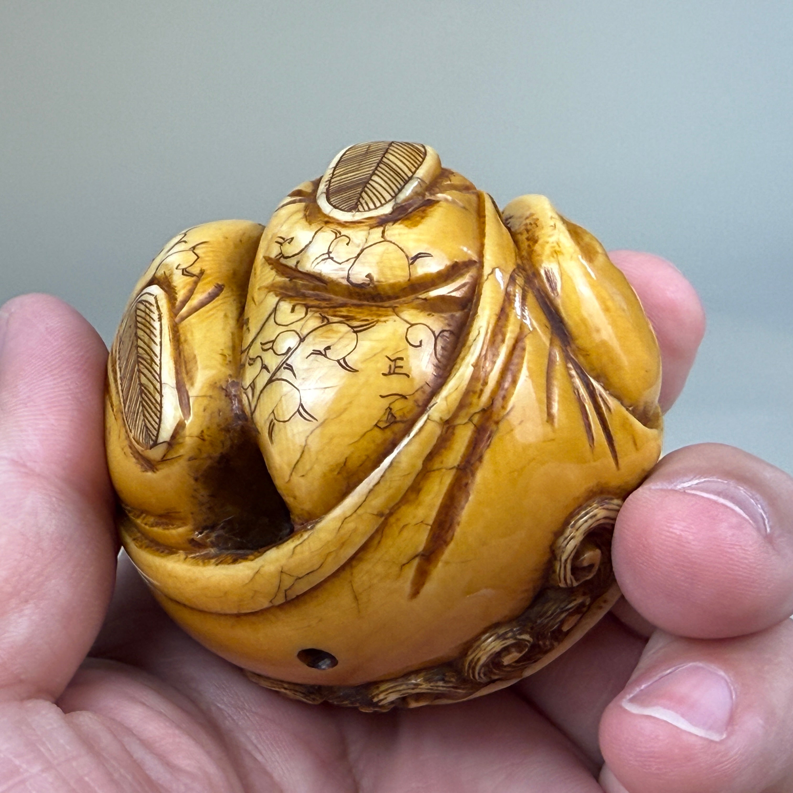 《胡人吹号》象牙雕·江户至明治 · 可佩可置两用 / "Hu Ren Playing Horn" Ivory Carving · Edo to Meiji Period · Wearable or Display Piece