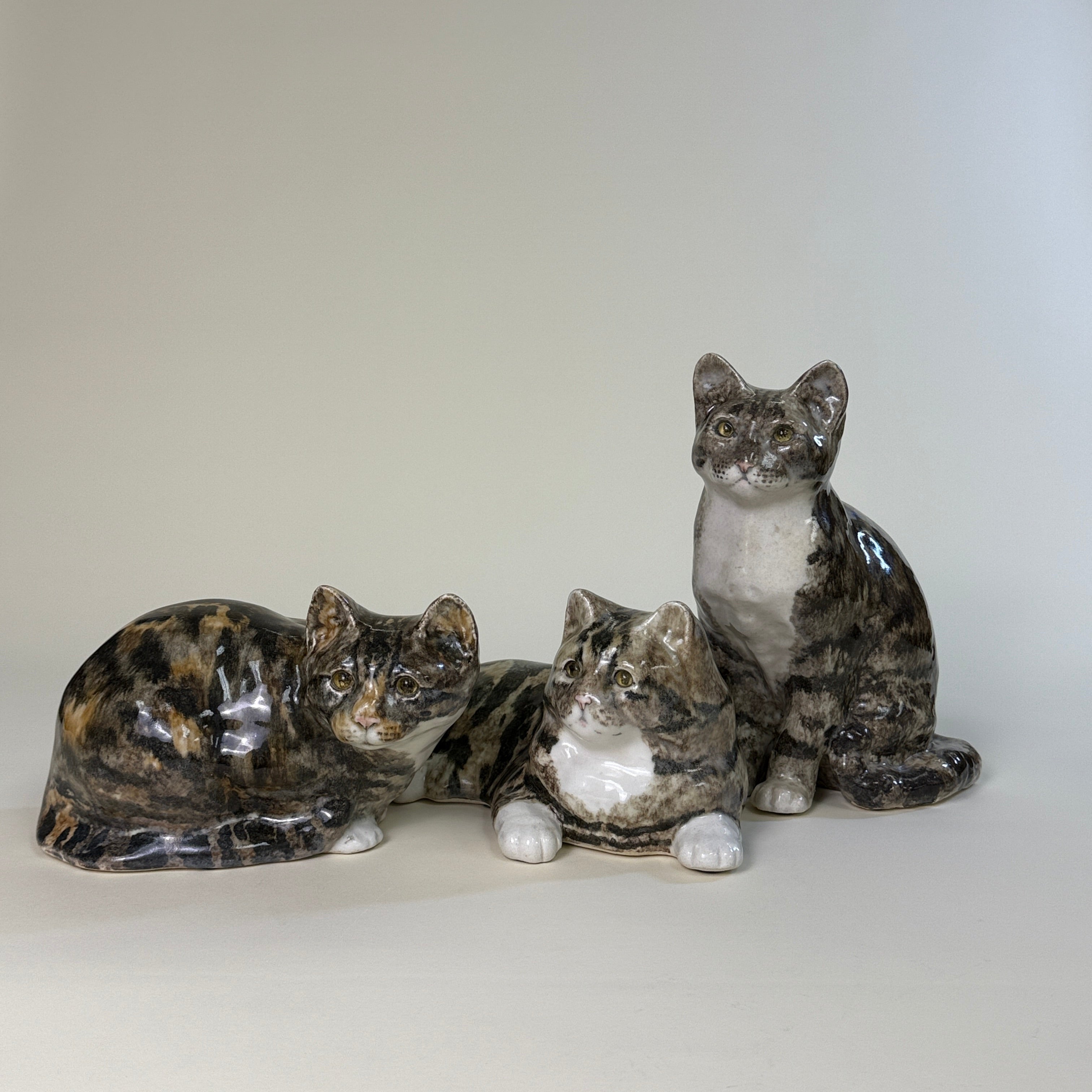 Winstanley 英国手工陶瓷猫雕像 – 蜷卧款 Crouching Pose