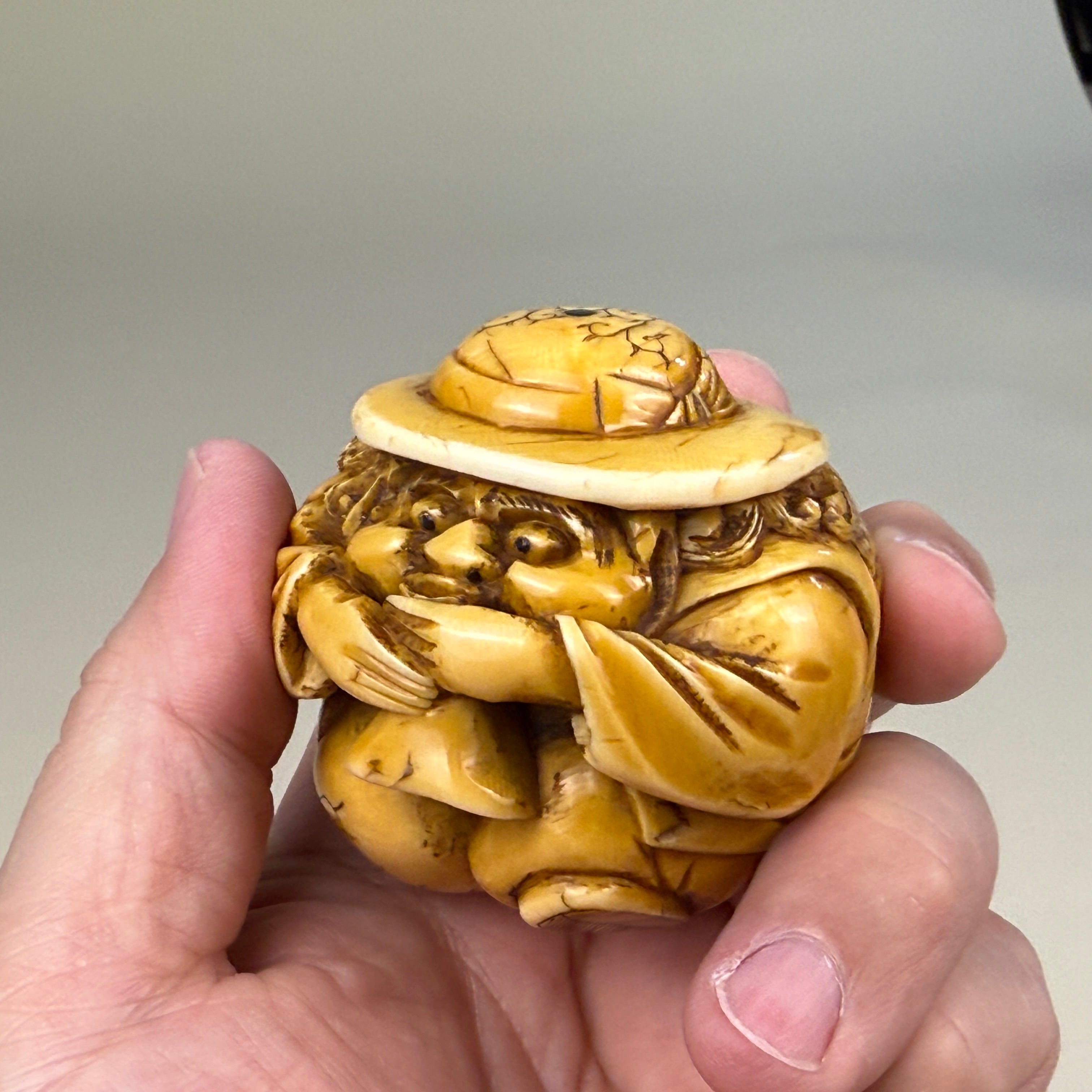 《胡人吹号》象牙雕·江户至明治 · 可佩可置两用 / "Hu Ren Playing Horn" Ivory Carving · Edo to Meiji Period · Wearable or Display Piece