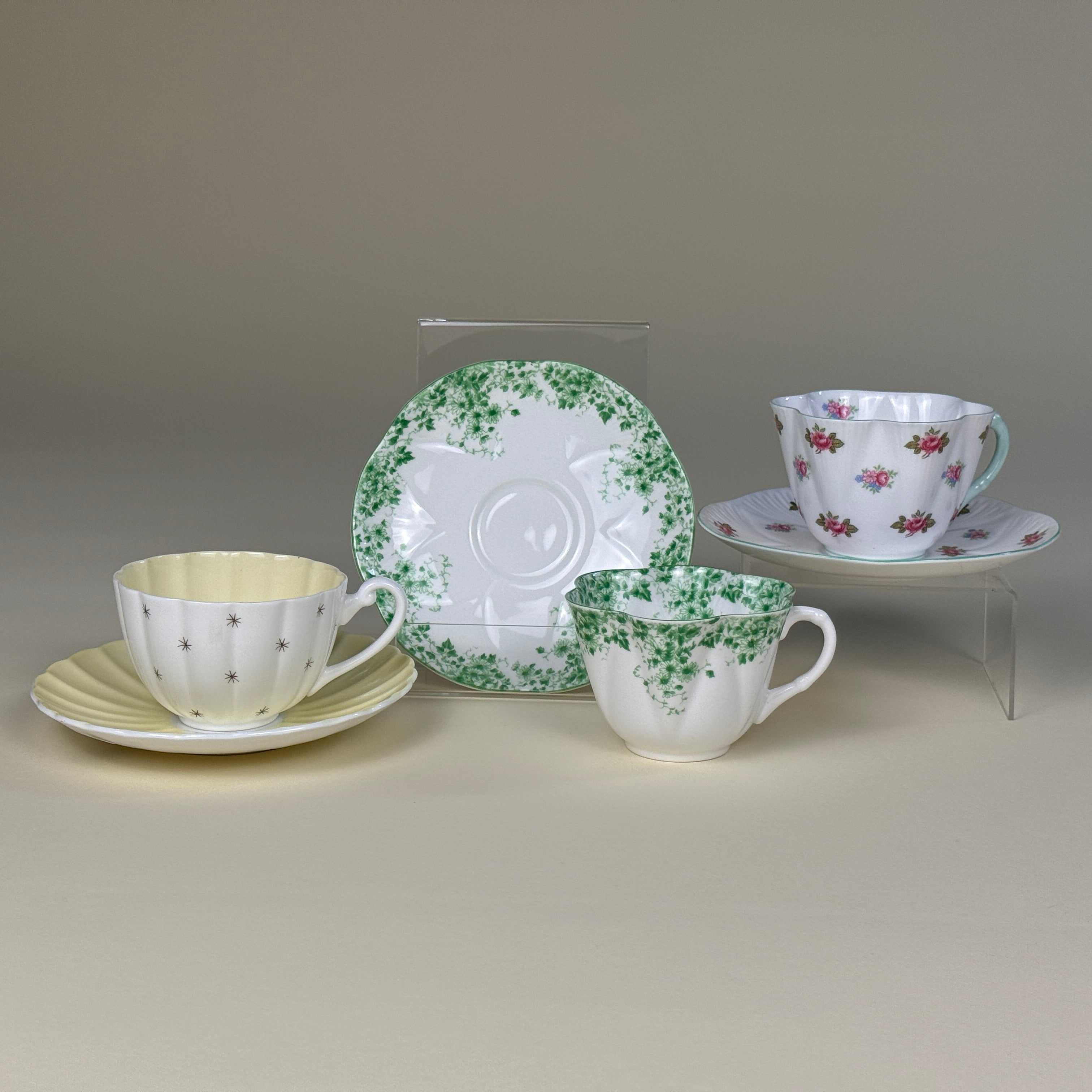 Shelley “Rosebud” 骨瓷茶杯碟套装|图案编号 13426 英国,约1940–1960年代|Dainty 花瓣型