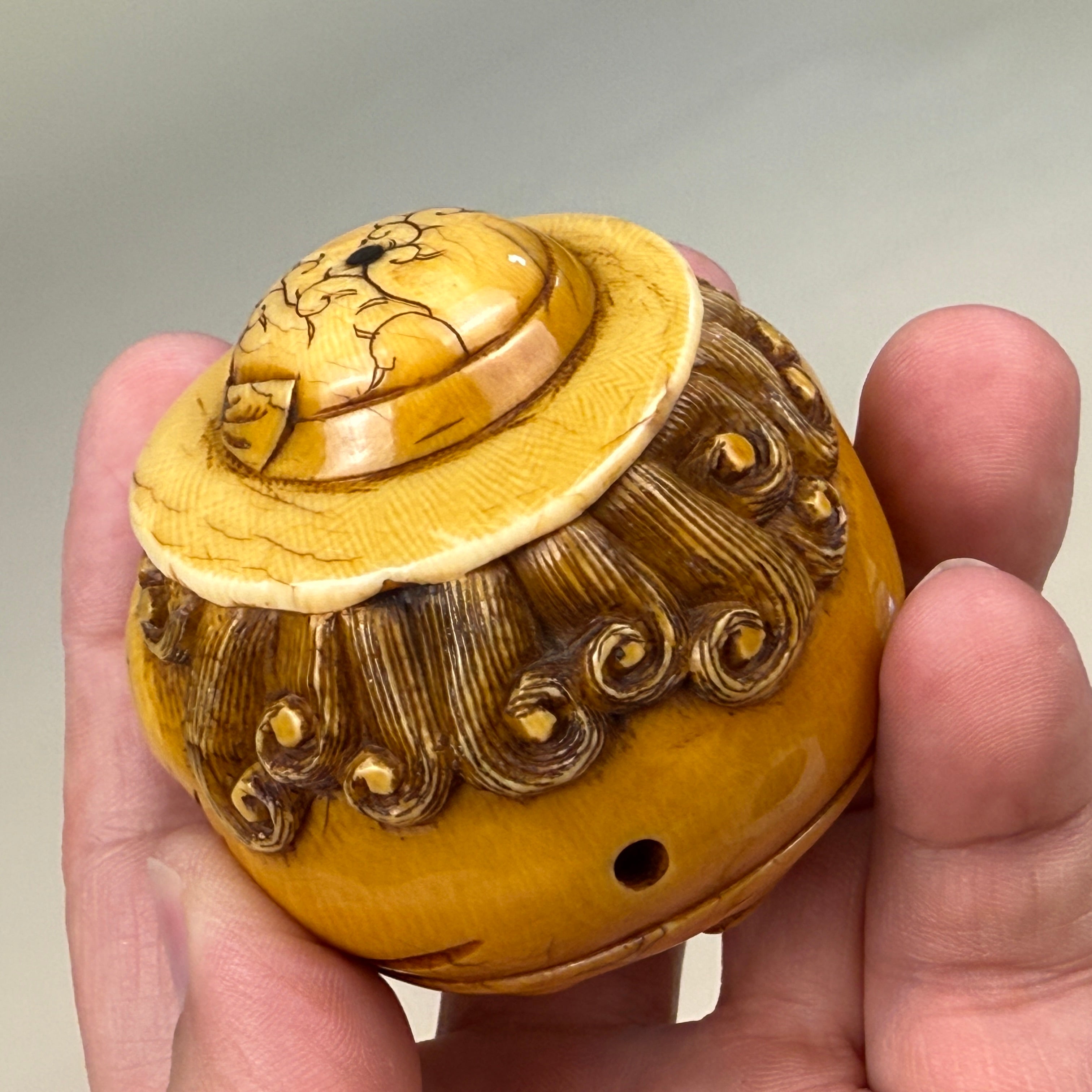 《胡人吹号》象牙雕·江户至明治 · 可佩可置两用 / "Hu Ren Playing Horn" Ivory Carving · Edo to Meiji Period · Wearable or Display Piece
