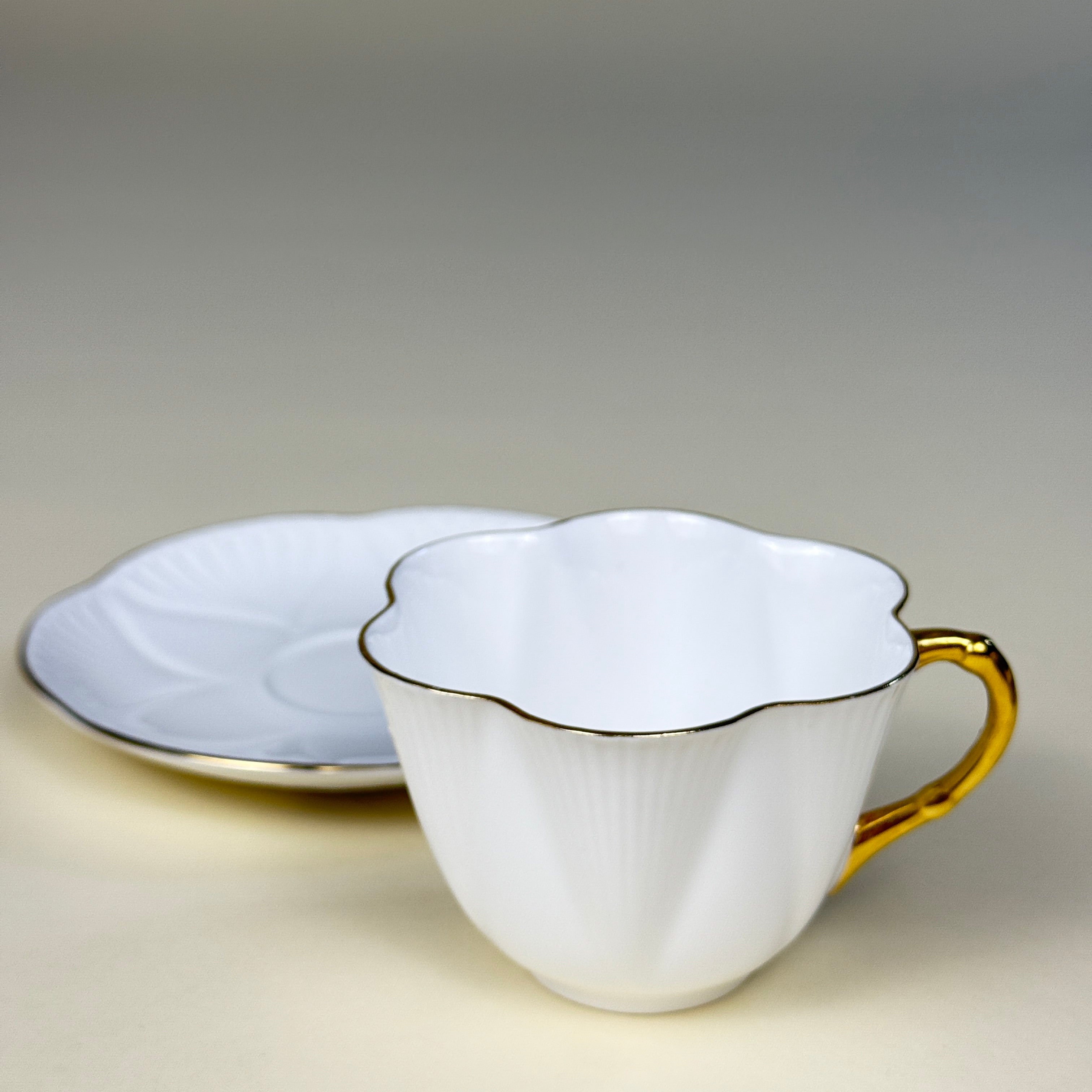 Shelley 白瓷金边骨瓷茶杯碟套装 英国,约1950–60年代|Dainty 花瓣型