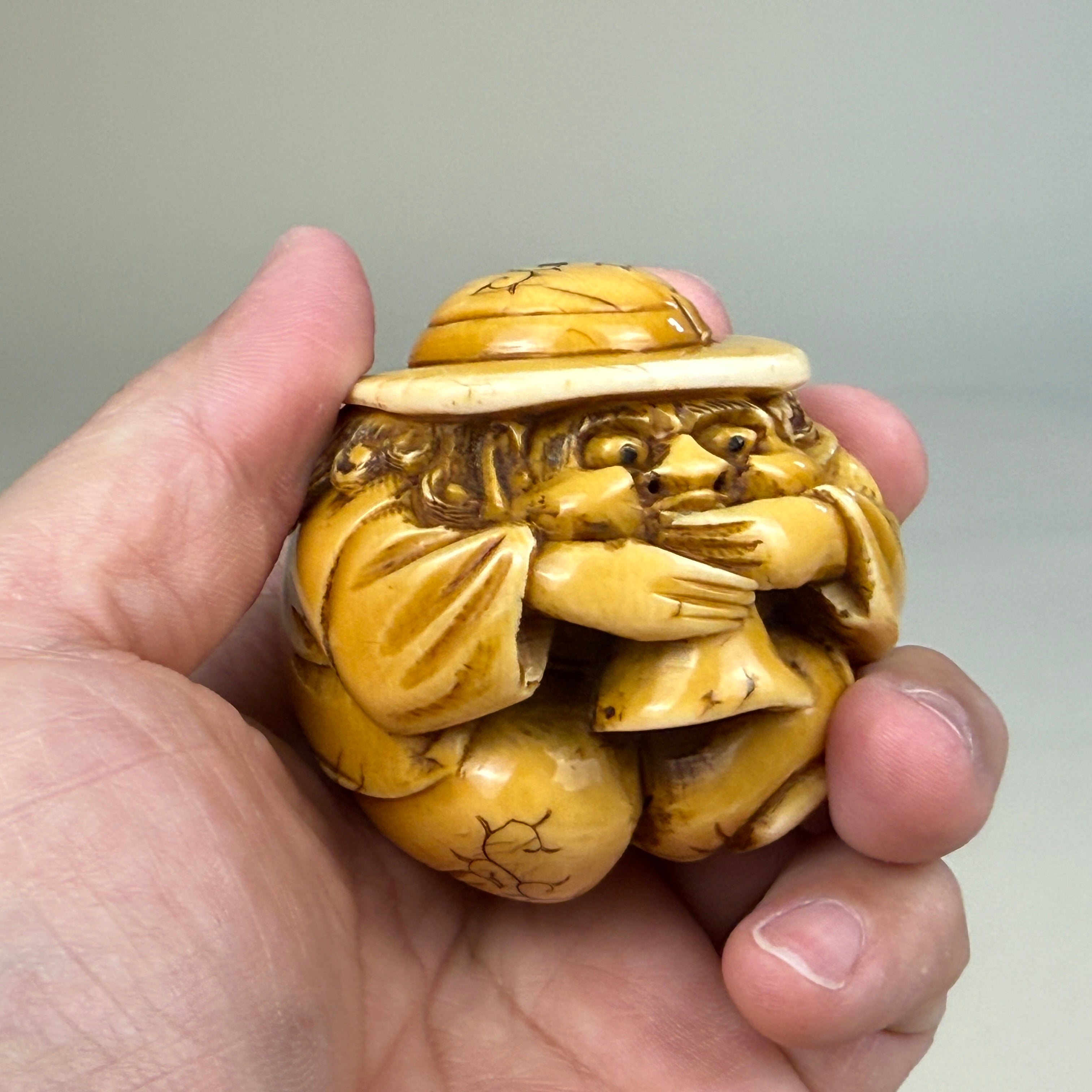 《胡人吹号》象牙雕·江户至明治 · 可佩可置两用 / "Hu Ren Playing Horn" Ivory Carving · Edo to Meiji Period · Wearable or Display Piece
