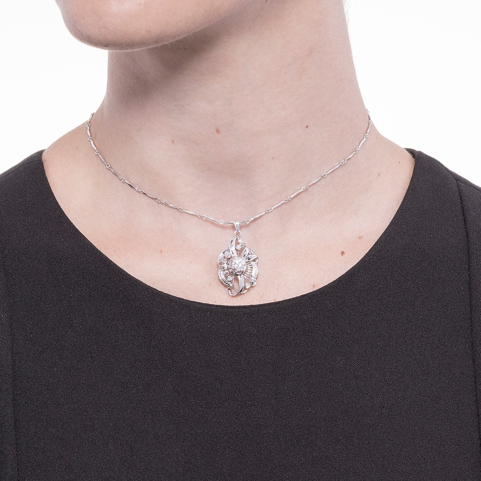 钻石 · 白金吊坠项链 / Diamond and White Gold Pendant Necklace