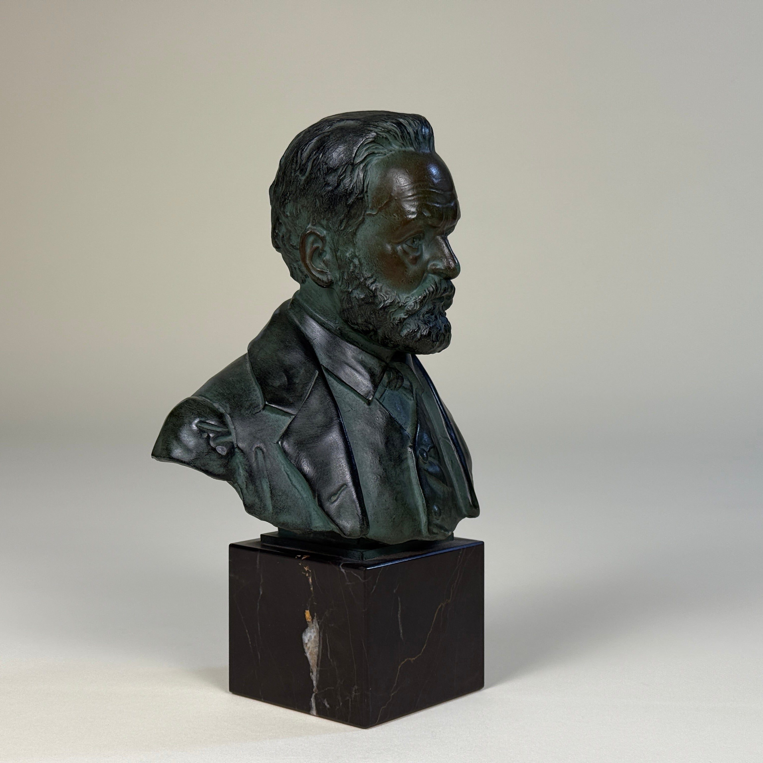 法国维克多·雨果青铜半身像,带 E. Carlier 签名,或19世纪末 — 20世纪初 / French Victor Hugo Bronze Bust, Signed E. Carlier, Late 19th – Early 20th Century