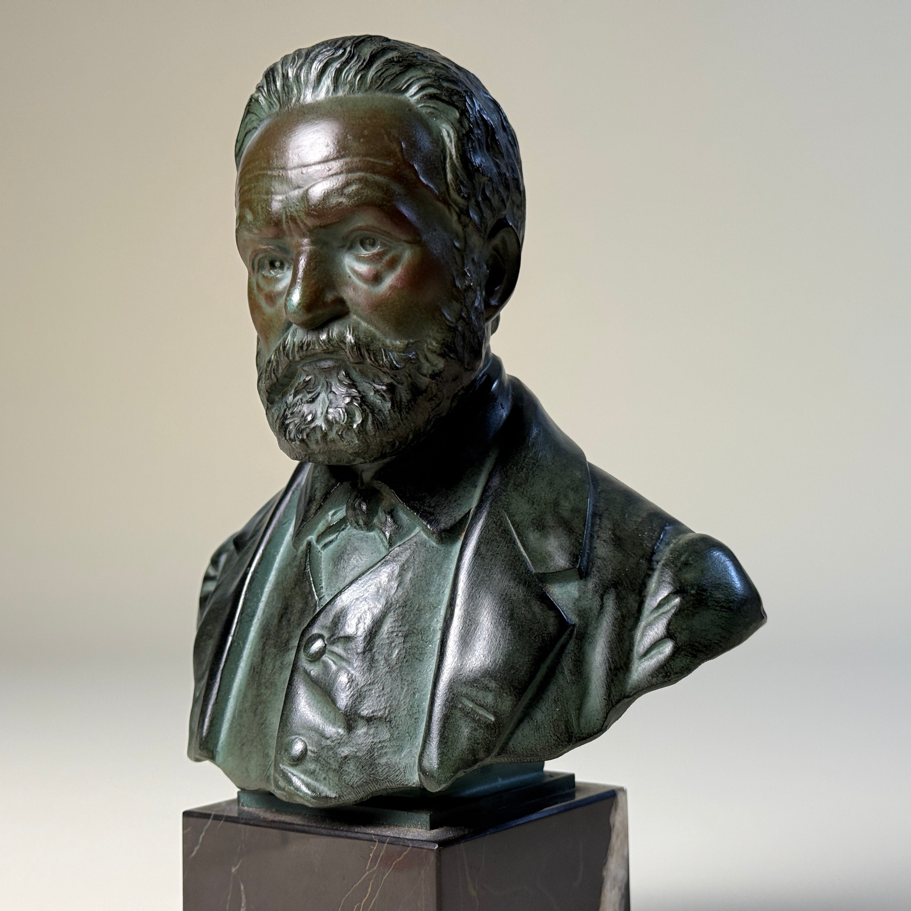 法国维克多·雨果青铜半身像,带 E. Carlier 签名,或19世纪末 — 20世纪初 / French Victor Hugo Bronze Bust, Signed E. Carlier, Late 19th – Early 20th Century