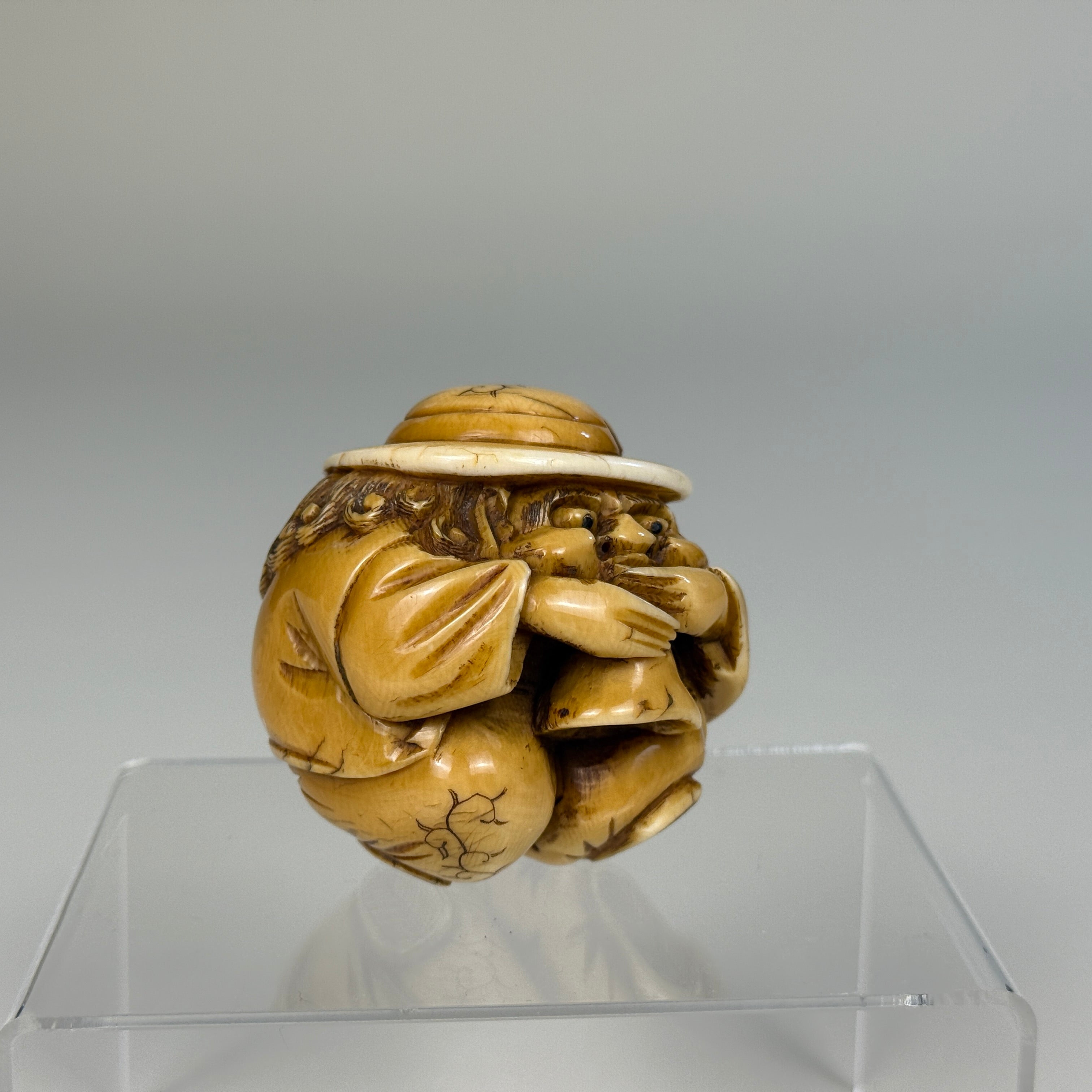 《胡人吹号》象牙雕·江户至明治 · 可佩可置两用 / "Hu Ren Playing Horn" Ivory Carving · Edo to Meiji Period · Wearable or Display Piece