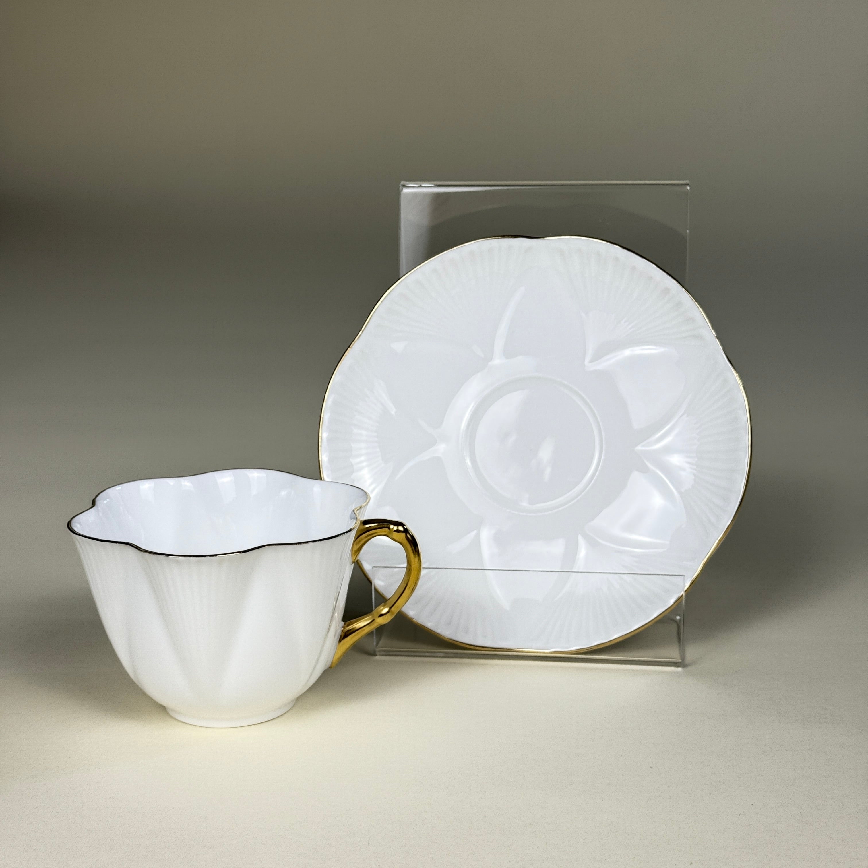 Shelley 白瓷金边骨瓷茶杯碟套装 英国,约1950–60年代|Dainty 花瓣型