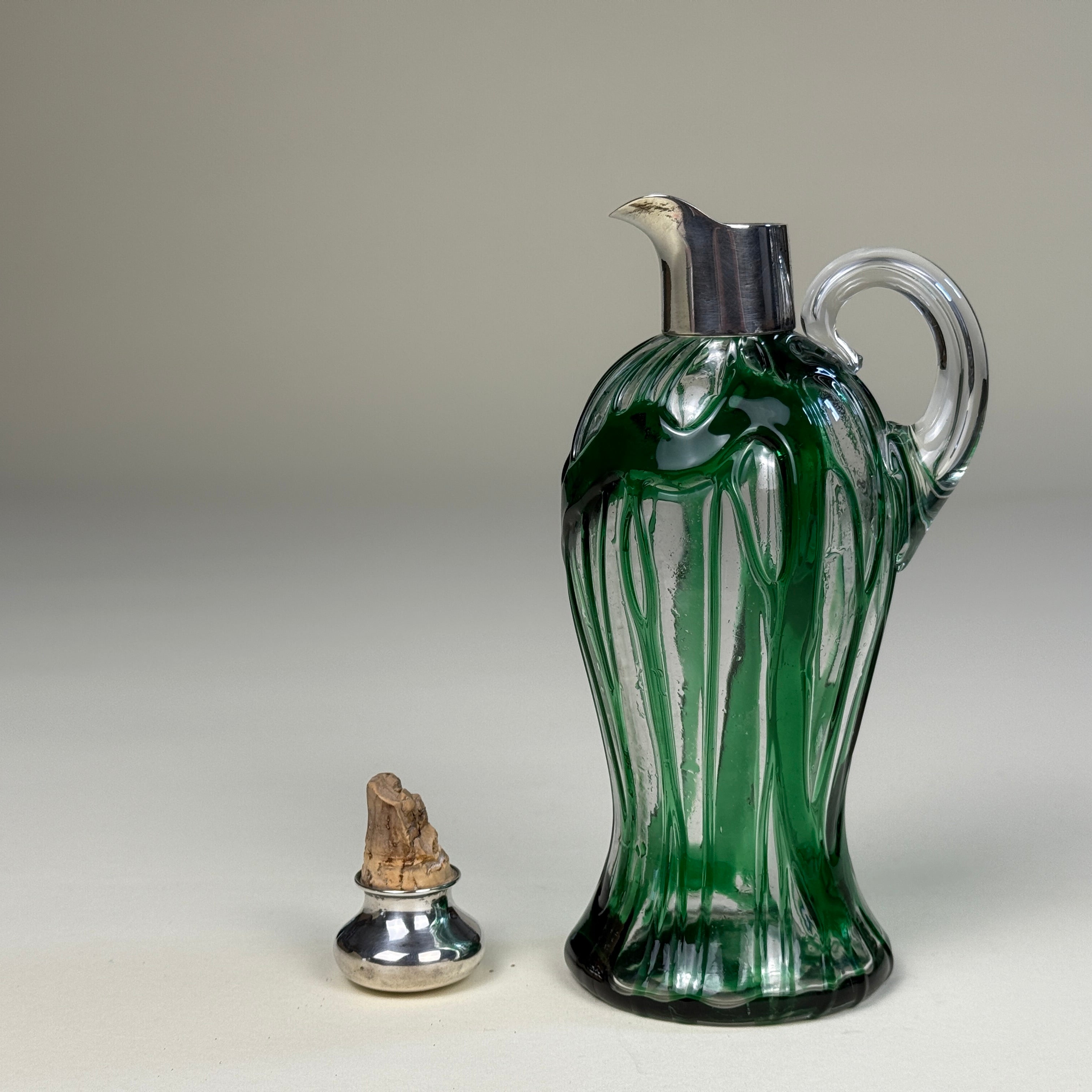 绿纹流光 · 维多利亚银口玻璃瓶 Green Veined Radiance · Victorian Silver-Mounted Glass Bottle, London, 1900, Height approx. 19.5 cm