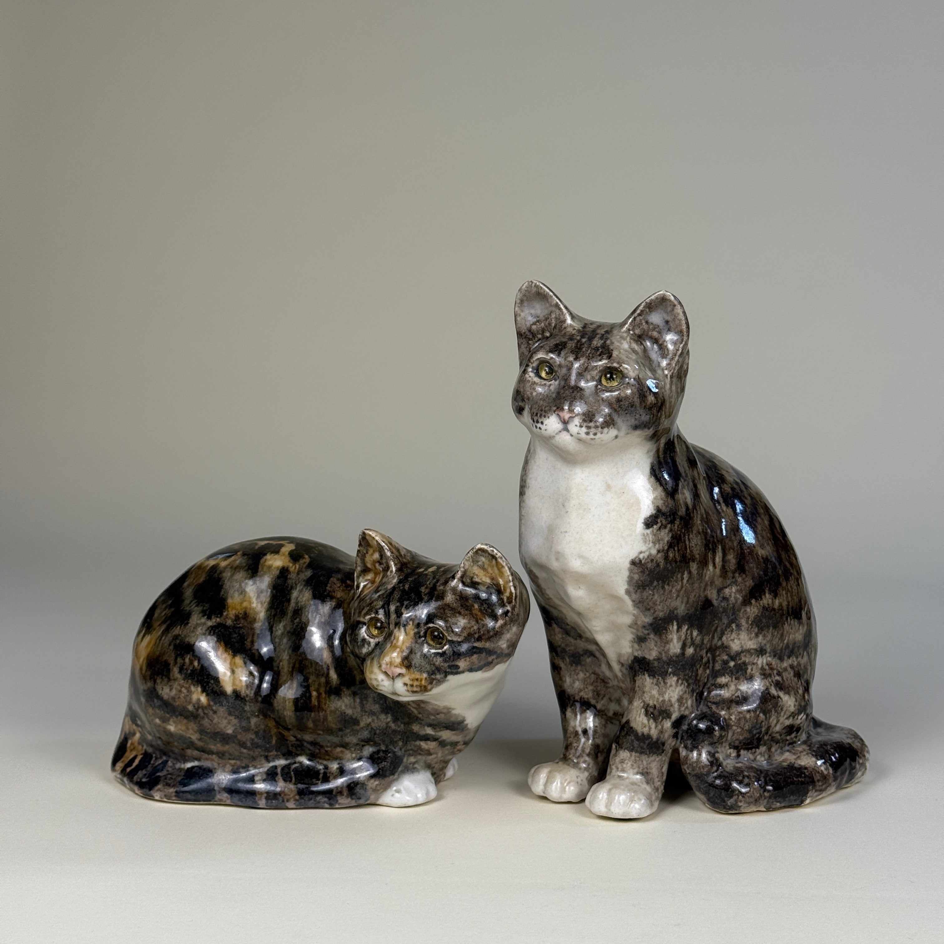 Winstanley 英国手工陶瓷猫雕像 – 蜷卧款 Crouching Pose