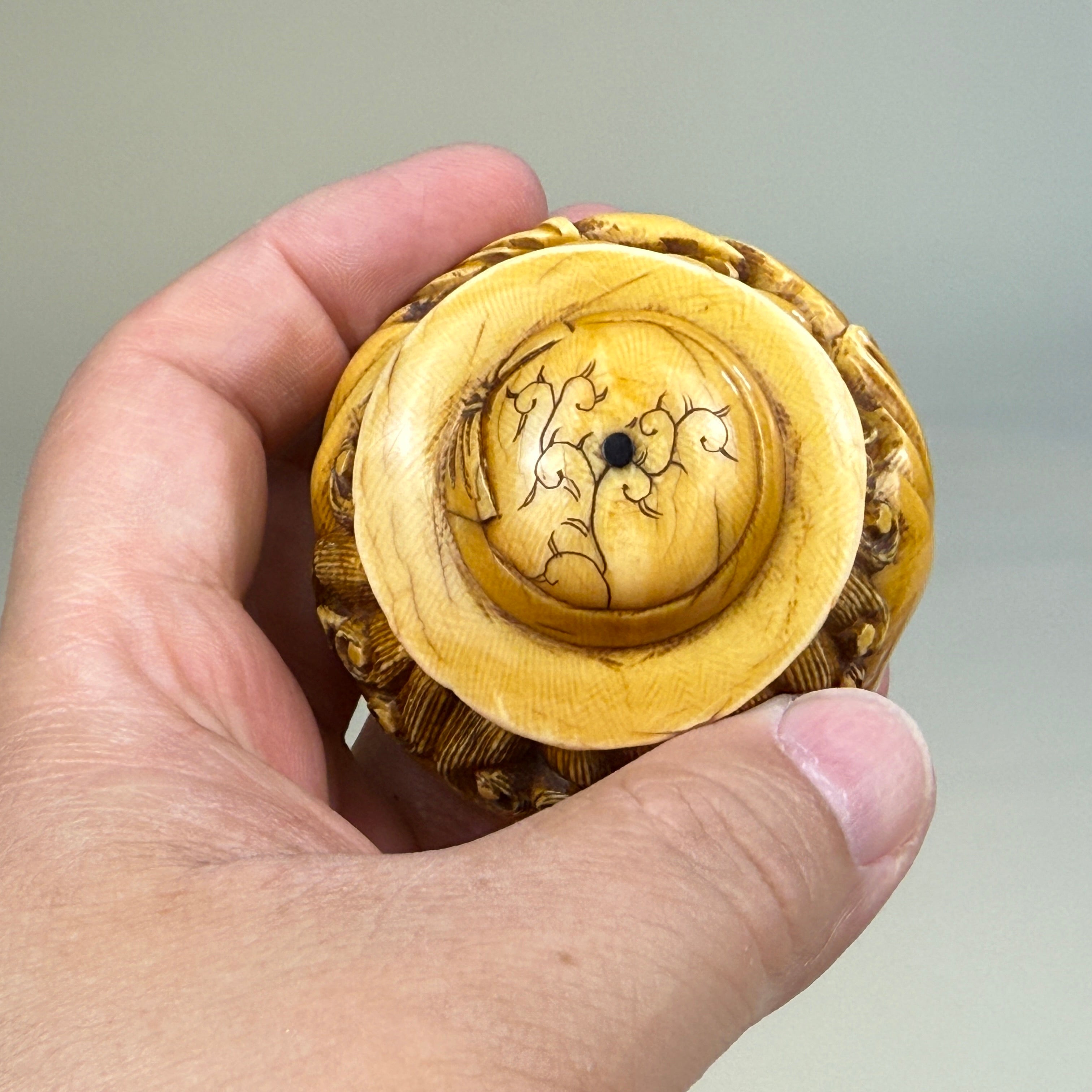 《胡人吹号》象牙雕·江户至明治 · 可佩可置两用 / "Hu Ren Playing Horn" Ivory Carving · Edo to Meiji Period · Wearable or Display Piece