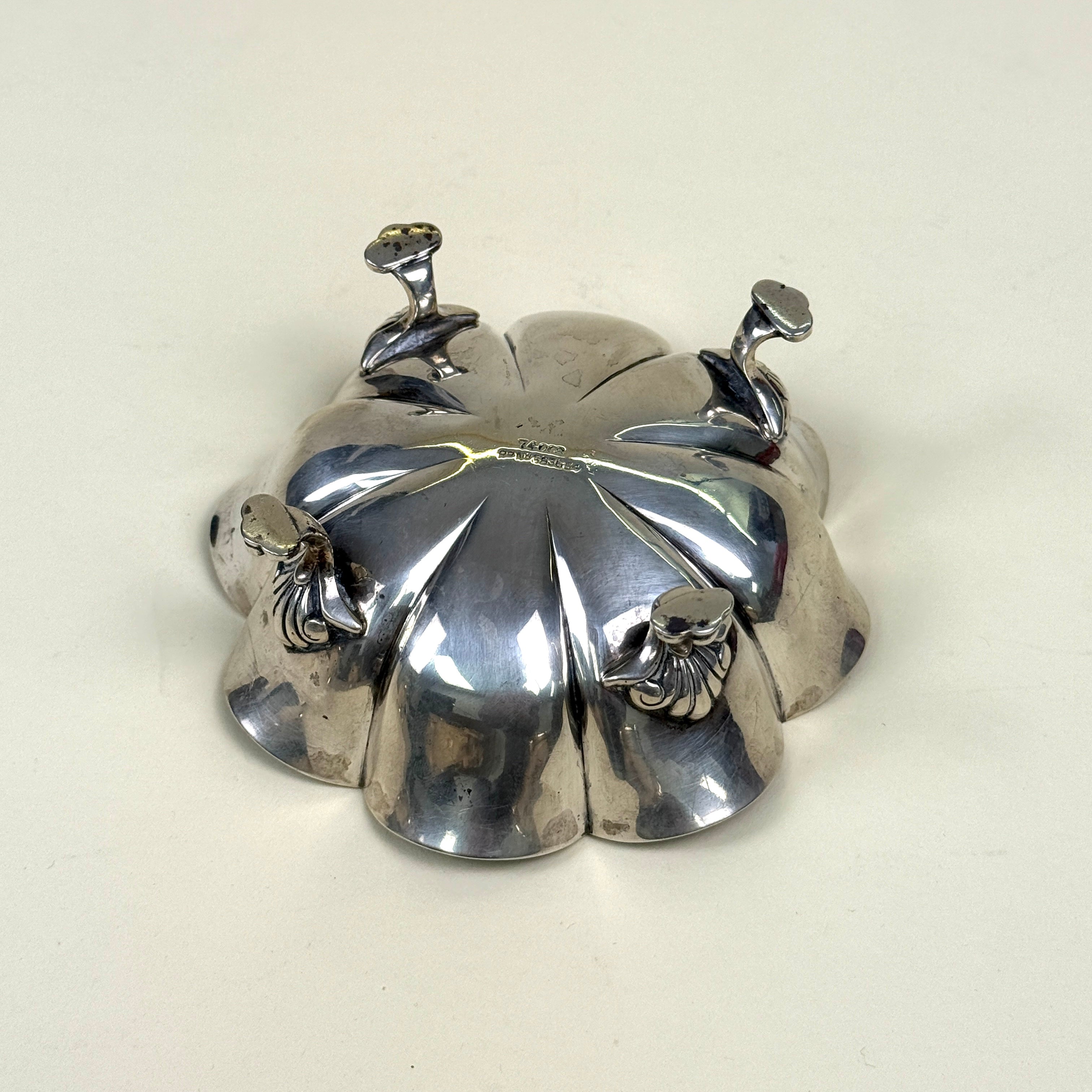 英国伦敦 1905年 Horace Woodward & Co Ltd. 纯银四足扇贝边碗