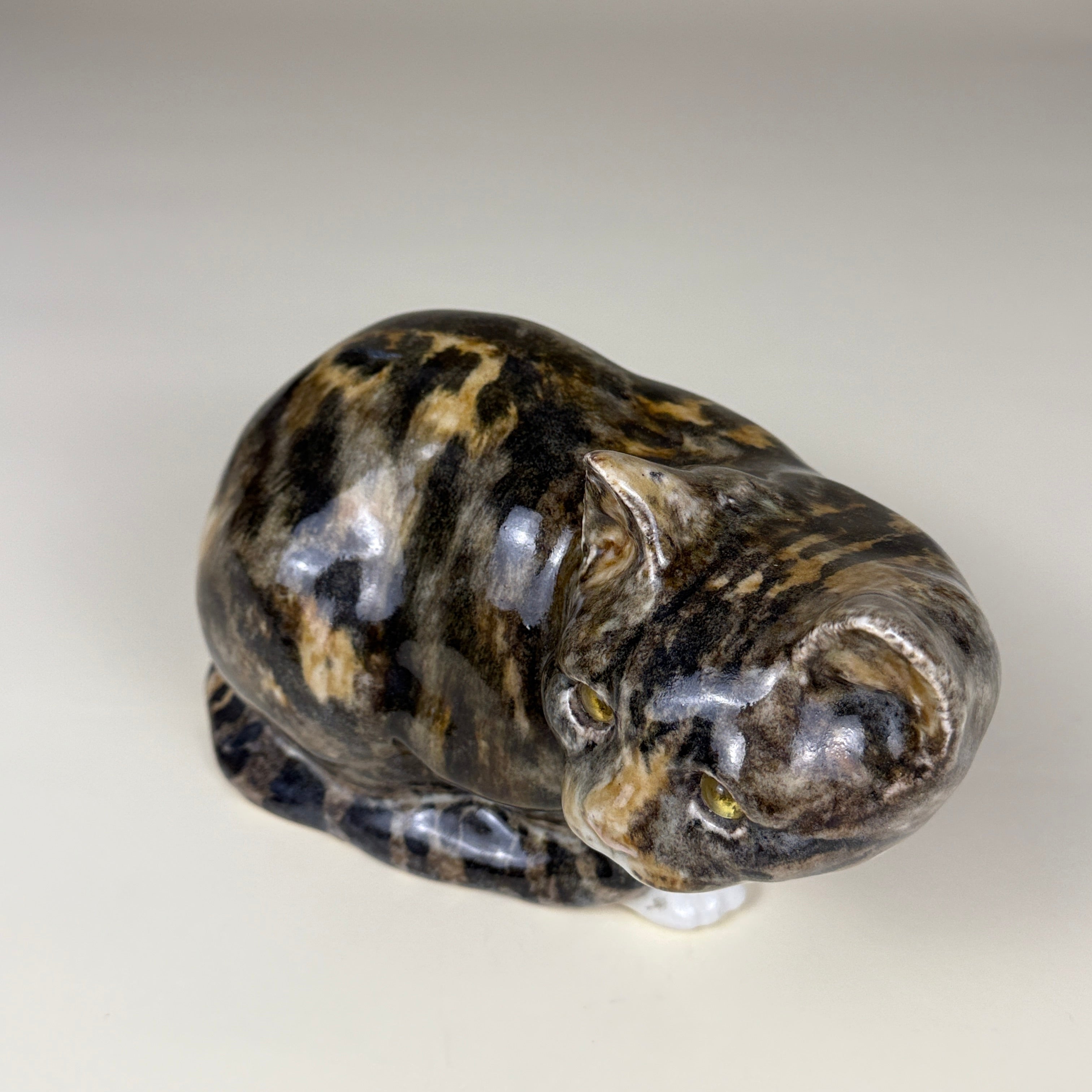 Winstanley 英国手工陶瓷猫雕像 – 蜷卧款 Crouching Pose