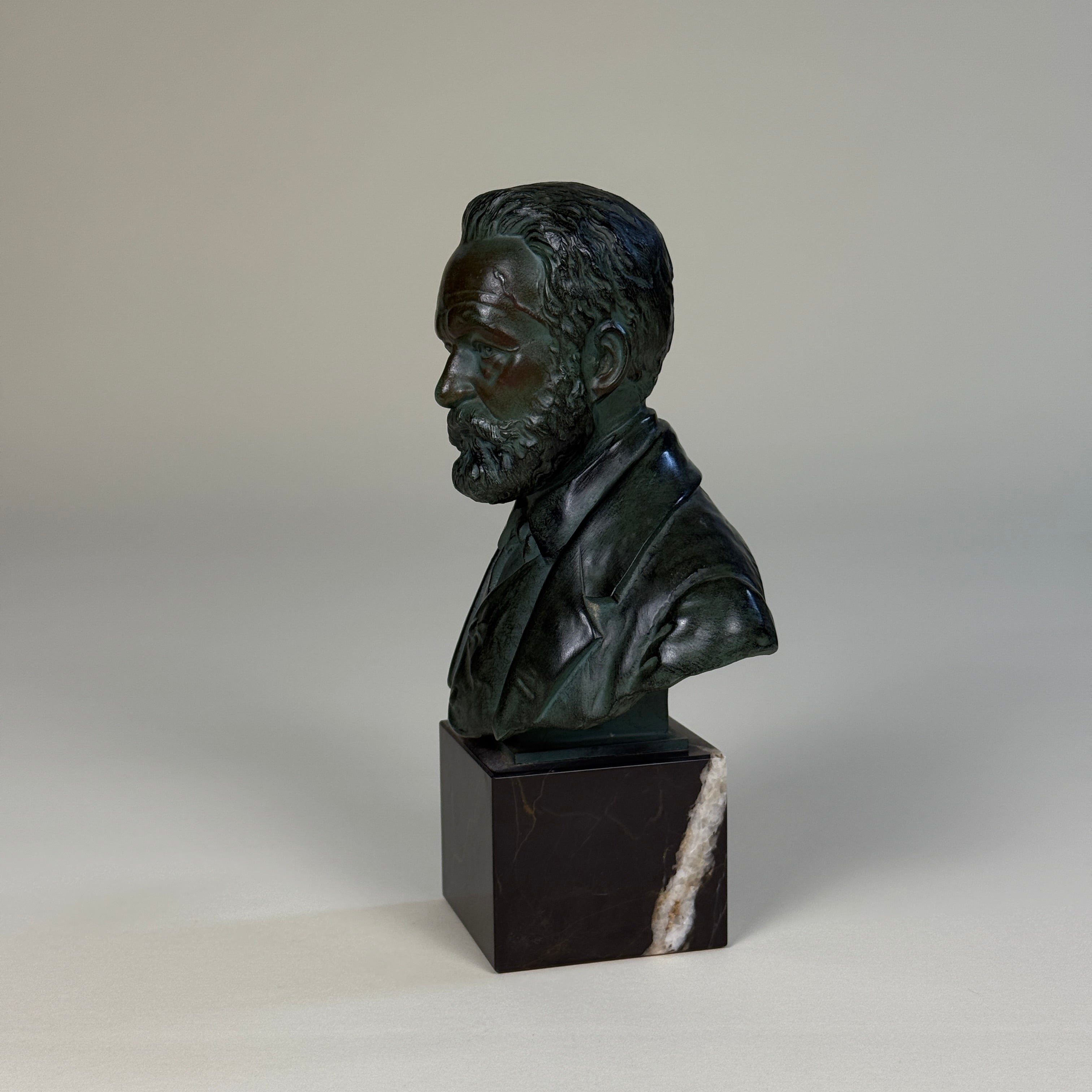 法国维克多·雨果青铜半身像,带 E. Carlier 签名,或19世纪末 — 20世纪初 / French Victor Hugo Bronze Bust, Signed E. Carlier, Late 19th – Early 20th Century