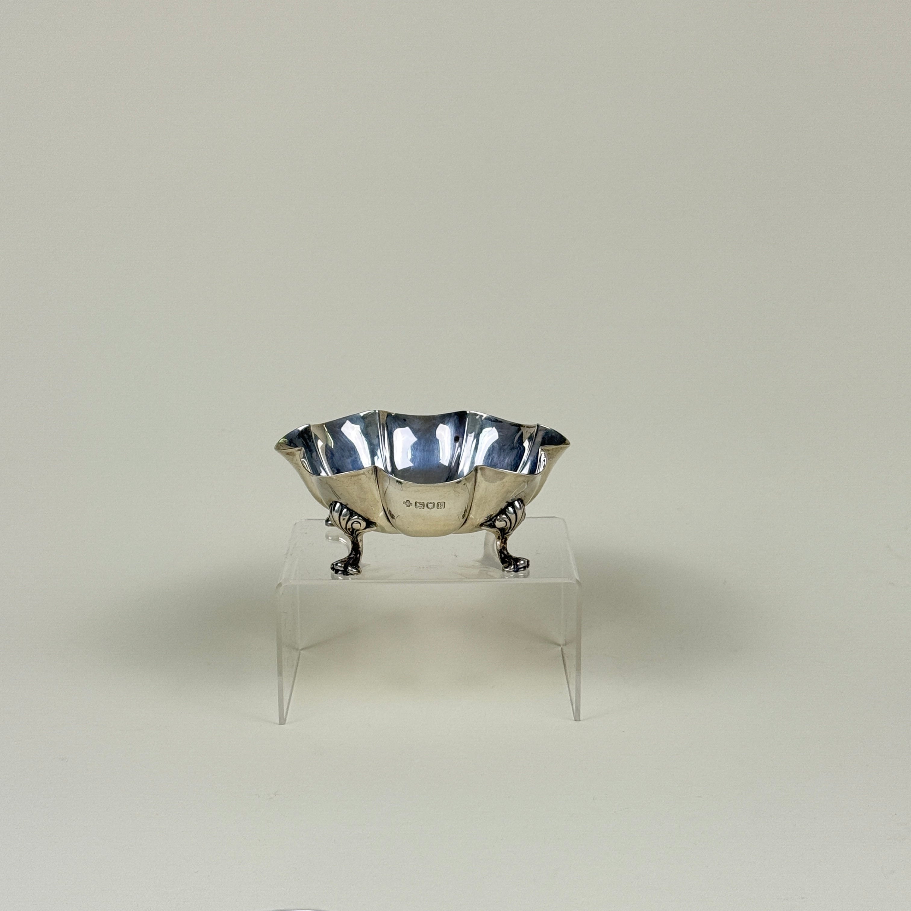 英国伦敦 1905年 Horace Woodward & Co Ltd. 纯银四足扇贝边碗