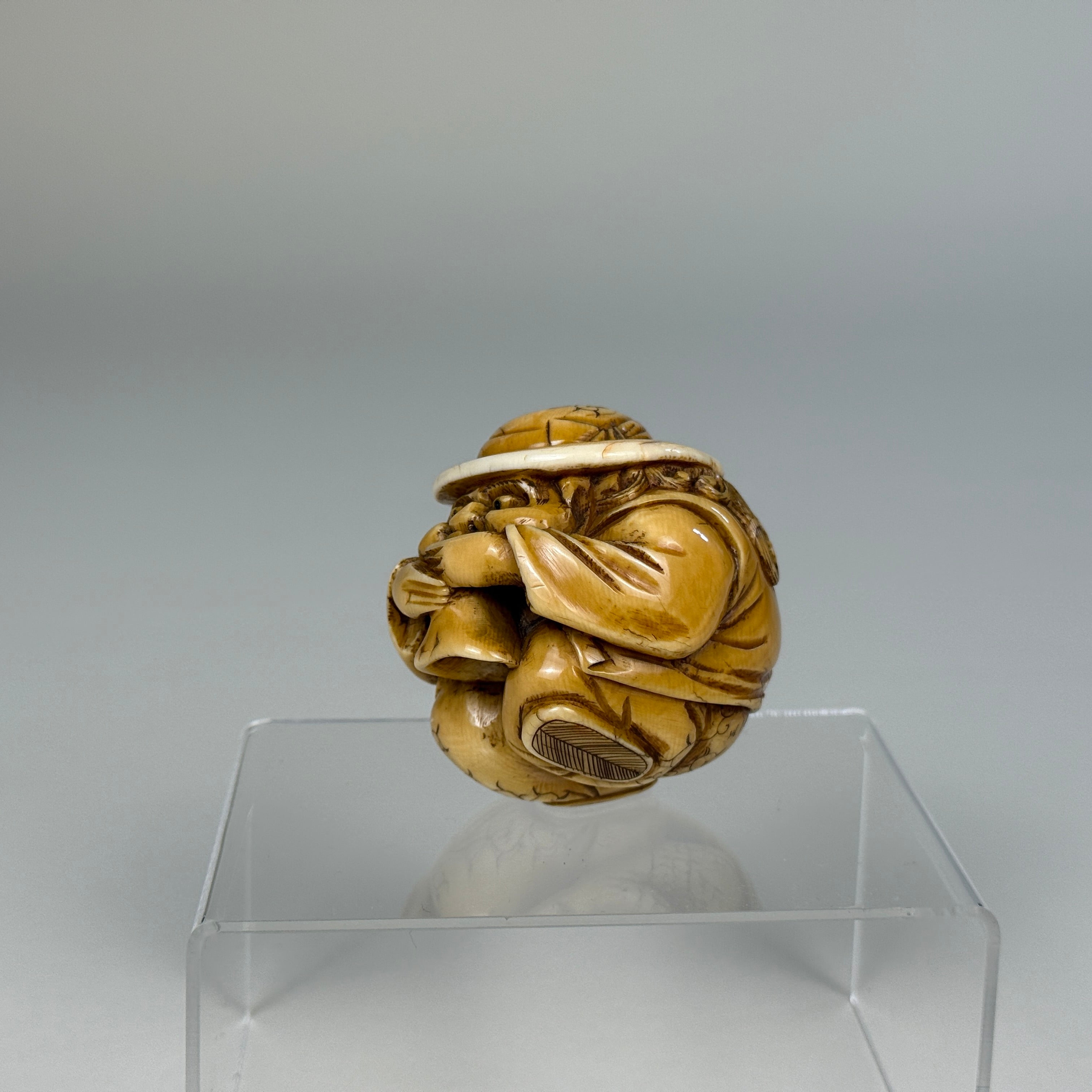 《胡人吹号》象牙雕·江户至明治 · 可佩可置两用 / "Hu Ren Playing Horn" Ivory Carving · Edo to Meiji Period · Wearable or Display Piece