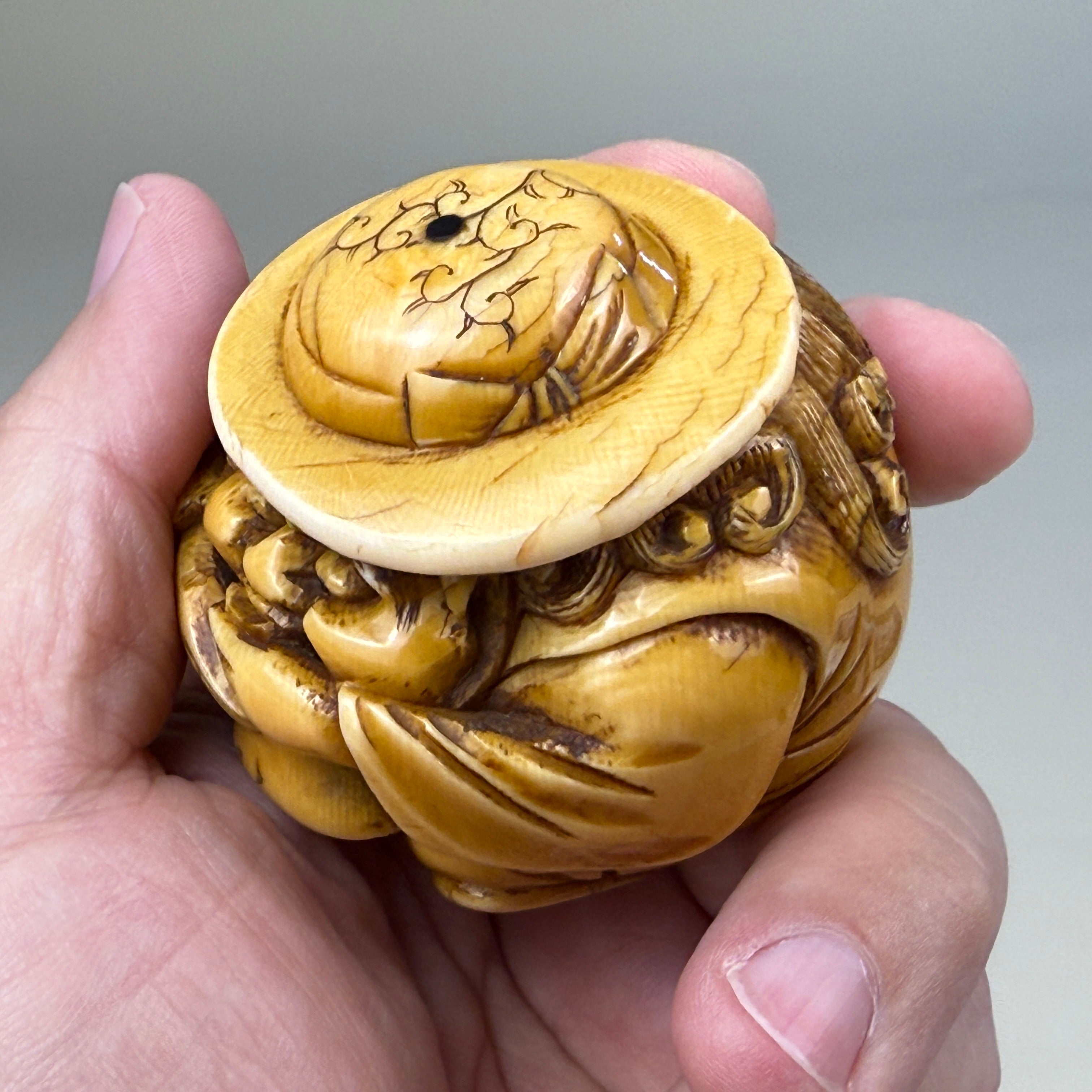 《胡人吹号》象牙雕·江户至明治 · 可佩可置两用 / "Hu Ren Playing Horn" Ivory Carving · Edo to Meiji Period · Wearable or Display Piece