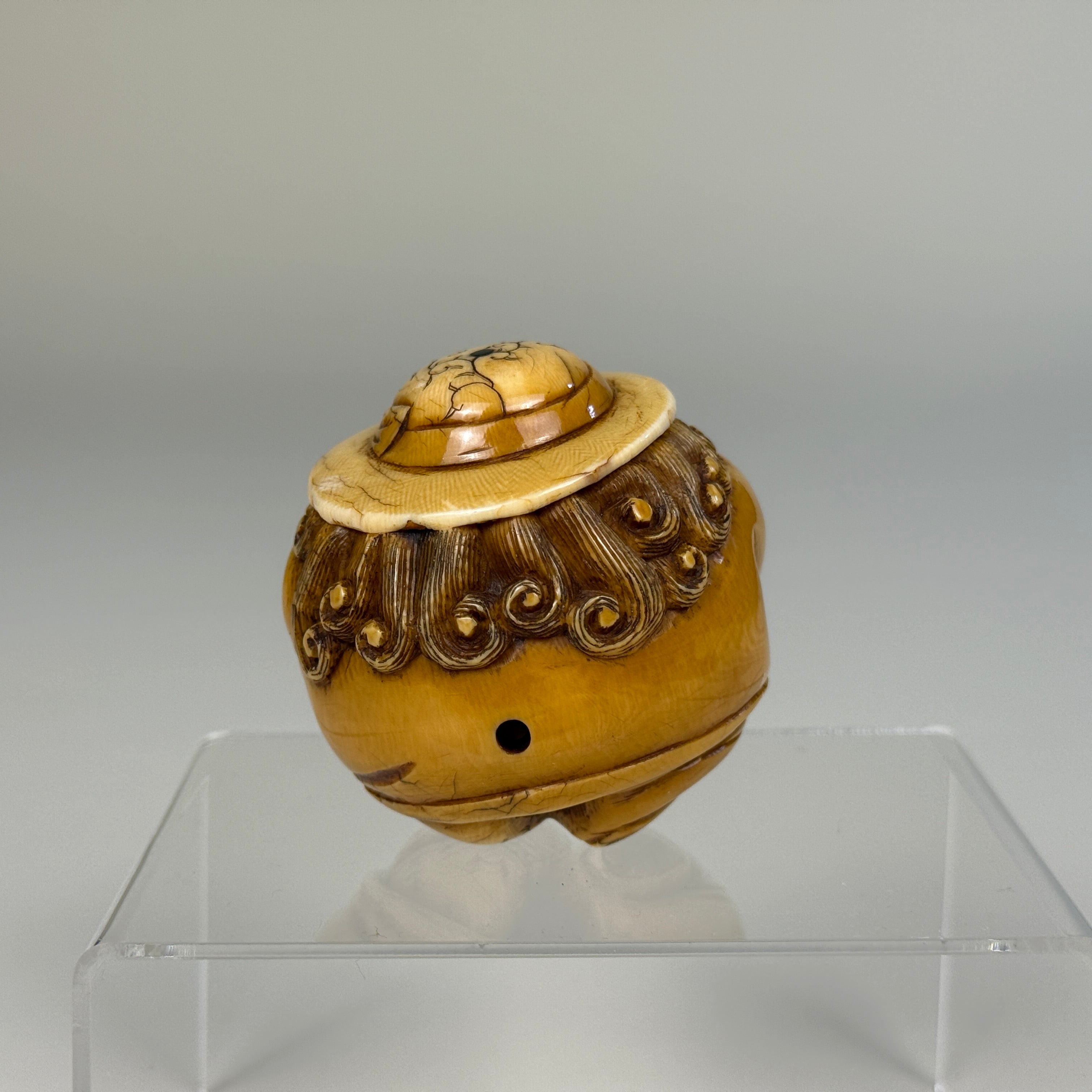 《胡人吹号》象牙雕·江户至明治 · 可佩可置两用 / "Hu Ren Playing Horn" Ivory Carving · Edo to Meiji Period · Wearable or Display Piece