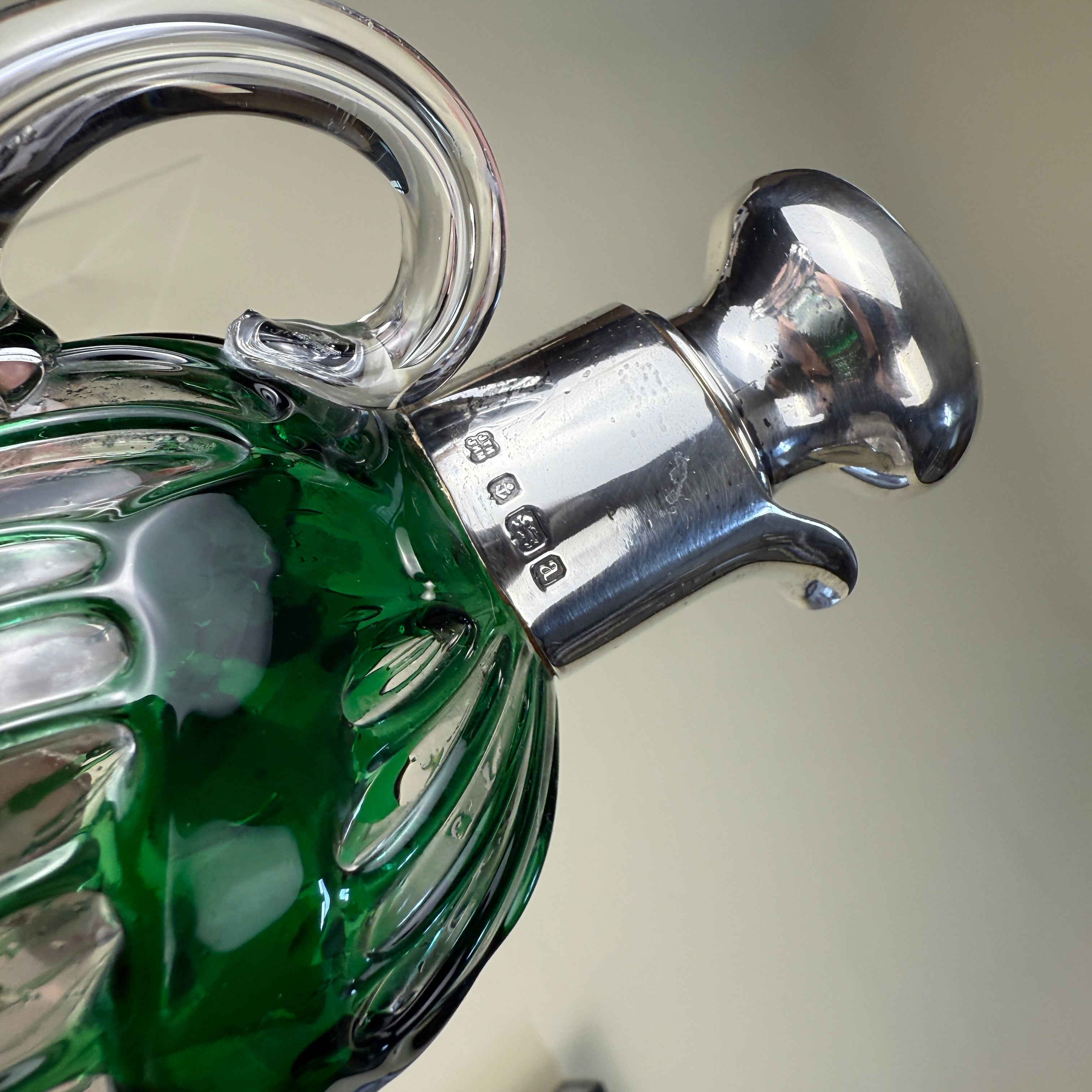 绿纹流光 · 维多利亚银口玻璃瓶 Green Veined Radiance · Victorian Silver-Mounted Glass Bottle, London, 1900, Height approx. 19.5 cm