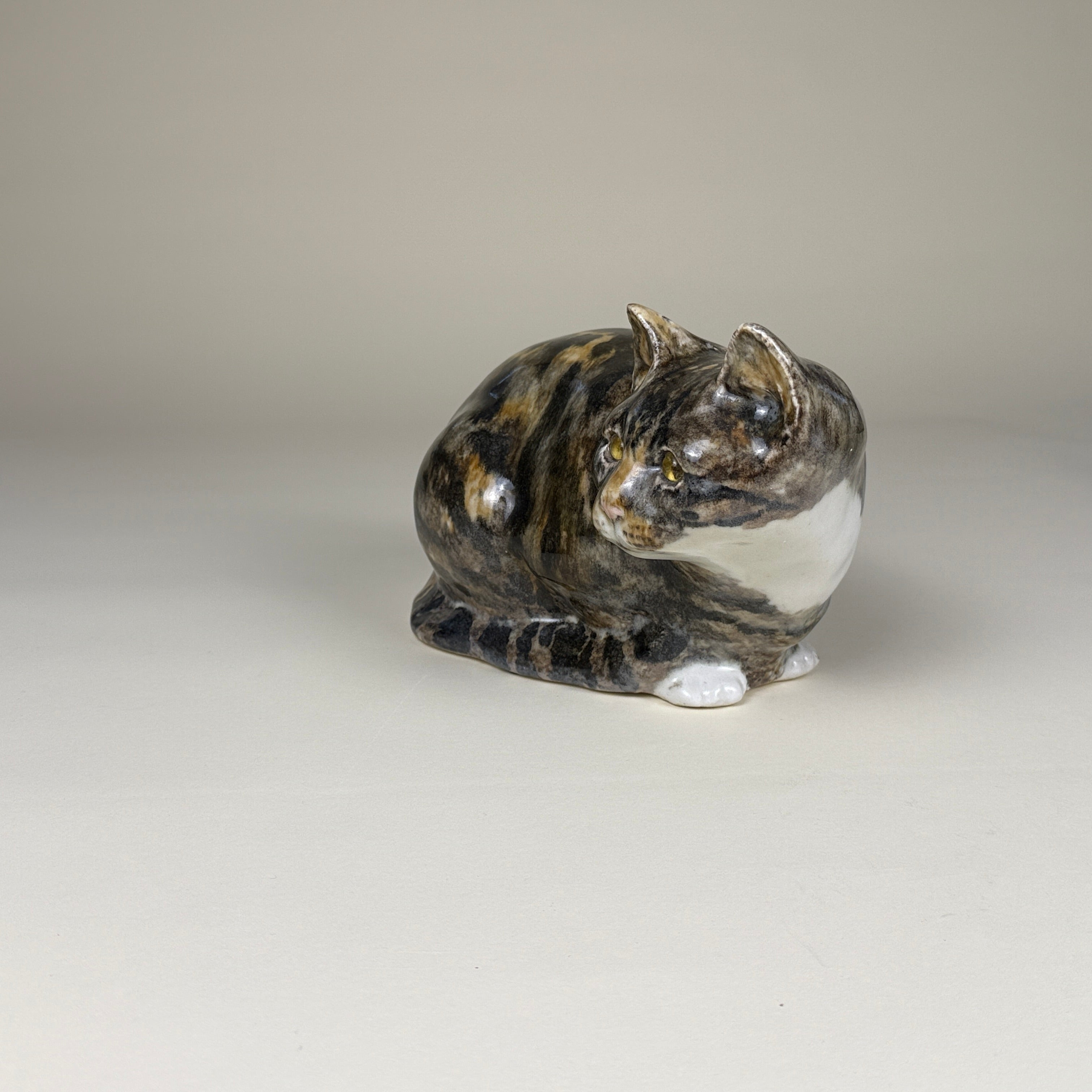 Winstanley 英国手工陶瓷猫雕像 – 蜷卧款 Crouching Pose