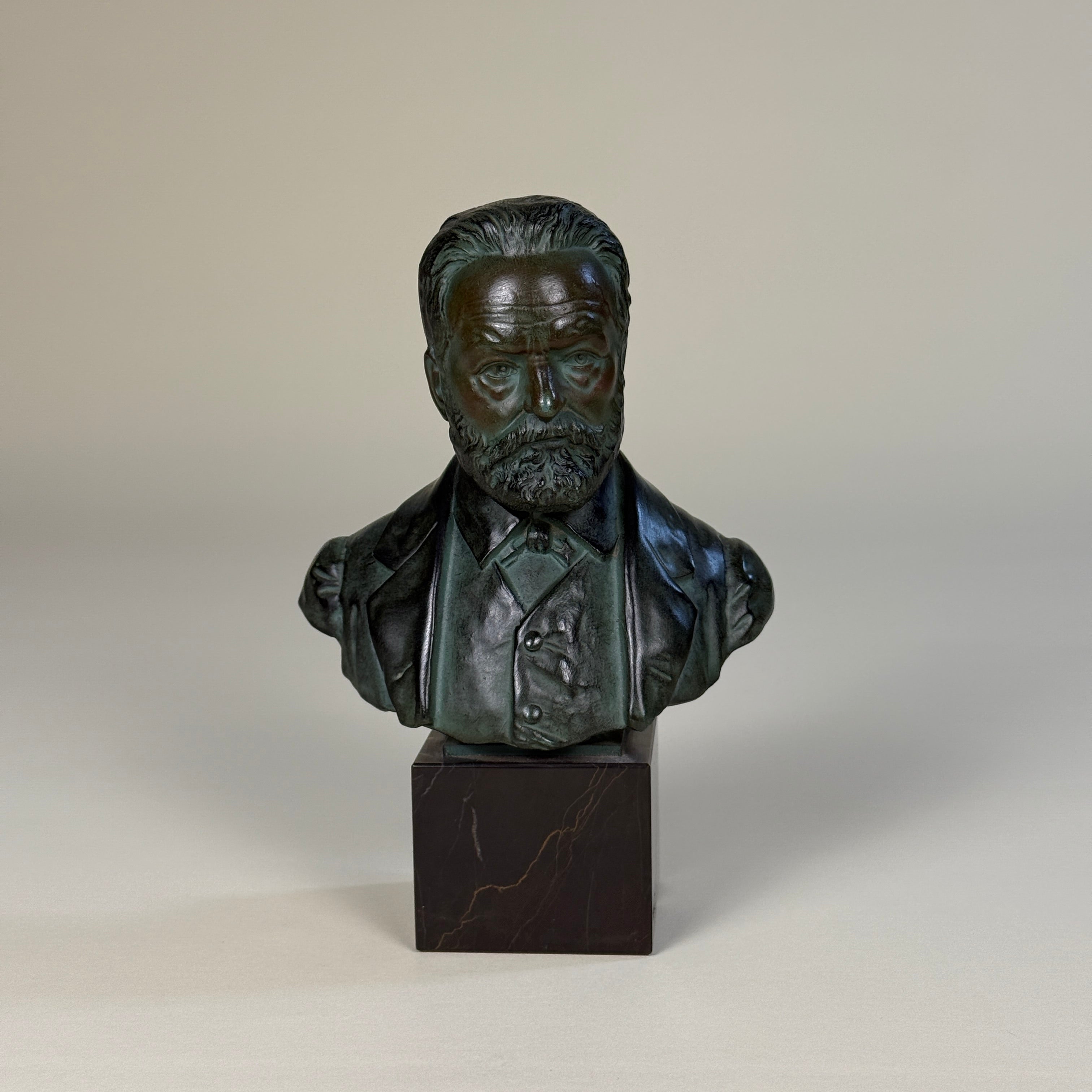 法国维克多·雨果青铜半身像,带 E. Carlier 签名,或19世纪末 — 20世纪初 / French Victor Hugo Bronze Bust, Signed E. Carlier, Late 19th – Early 20th Century