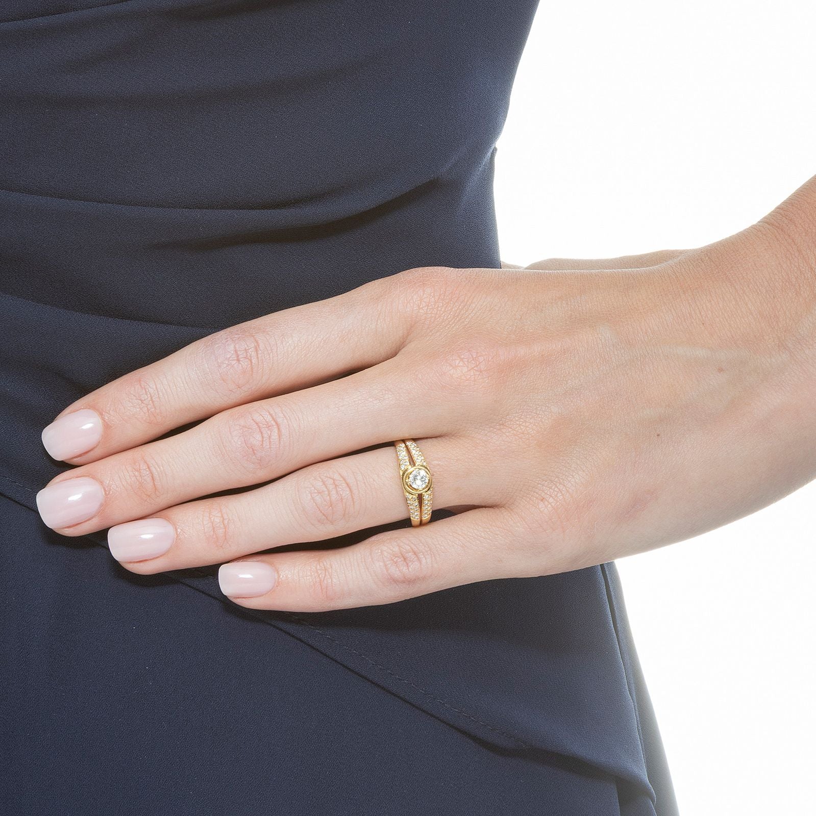 钻石 · 18K金戒指 / Diamond and 18K Gold Ring