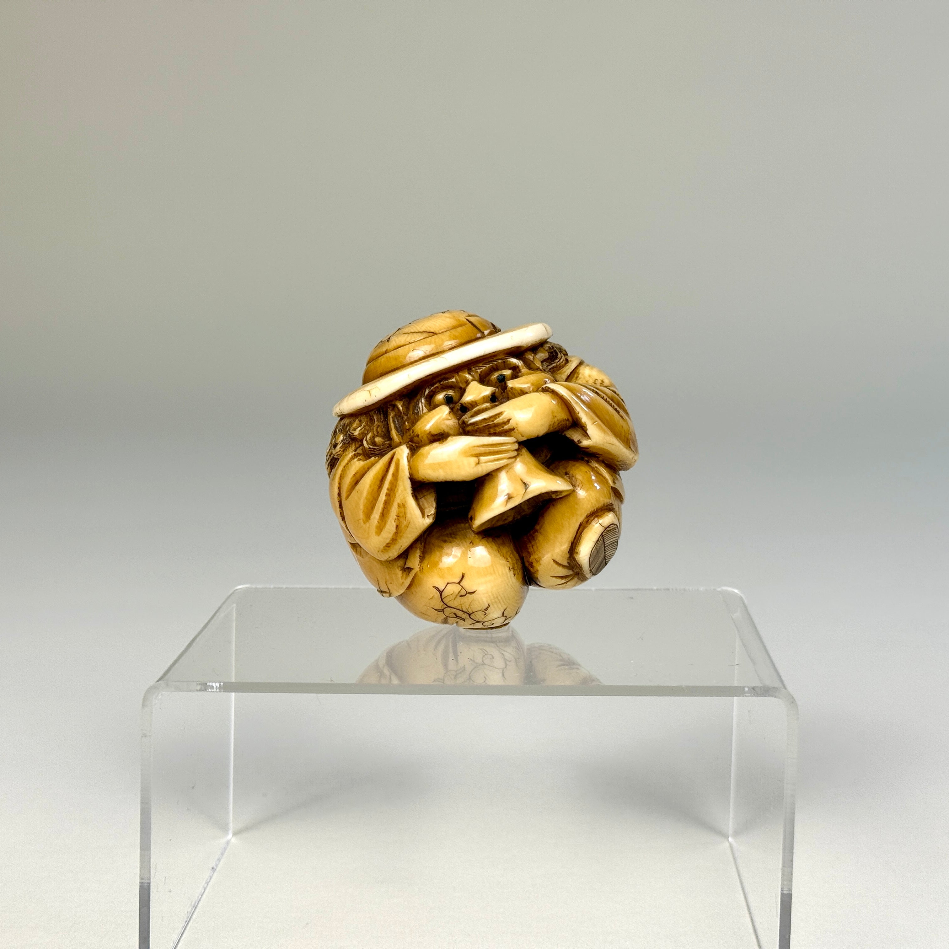 《胡人吹号》象牙雕·江户至明治 · 可佩可置两用 / "Hu Ren Playing Horn" Ivory Carving · Edo to Meiji Period · Wearable or Display Piece
