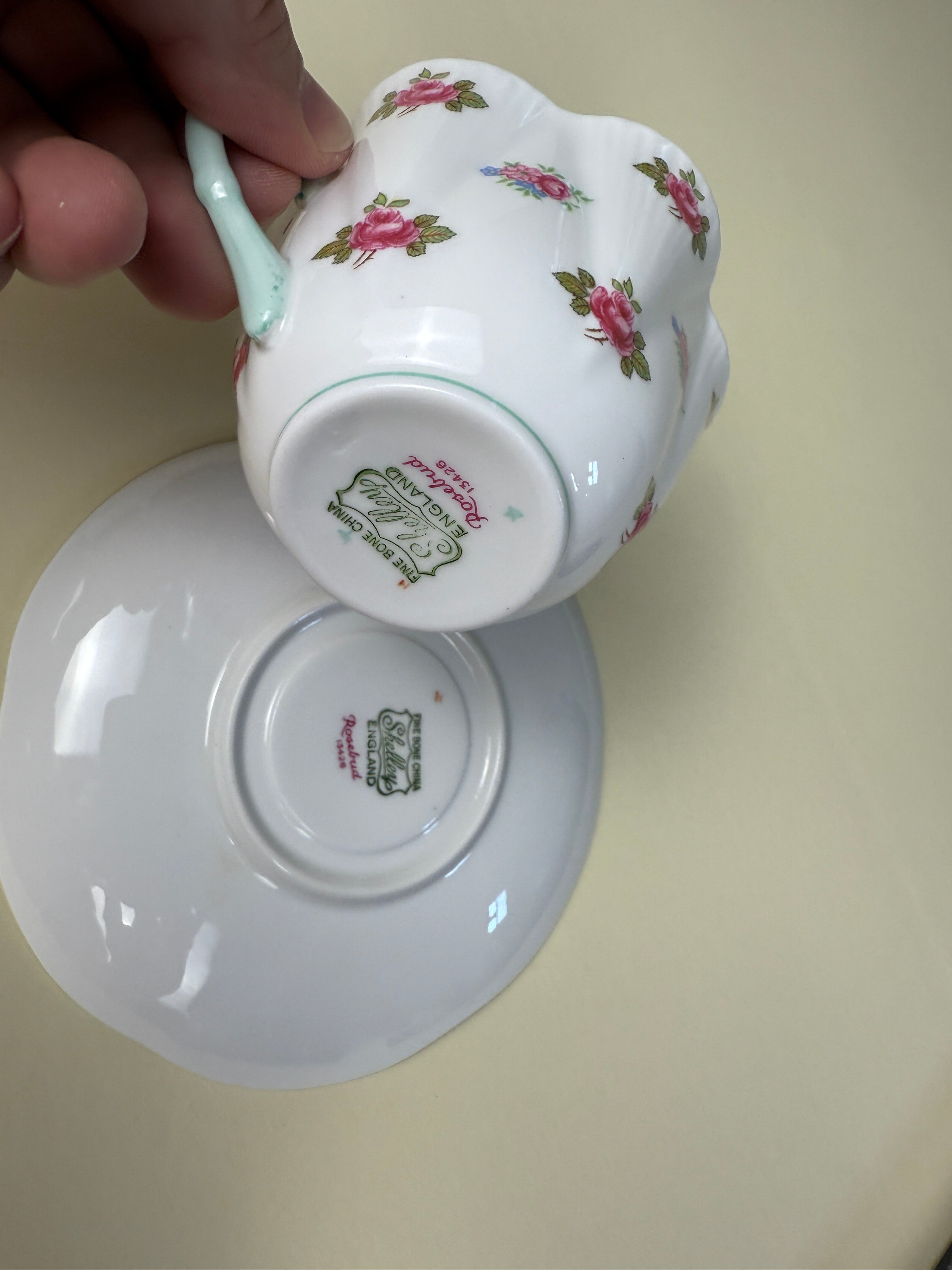 Shelley “Rosebud” 骨瓷茶杯碟套装｜图案编号 13426 英国，约1940–1960年代｜Dainty 花瓣型