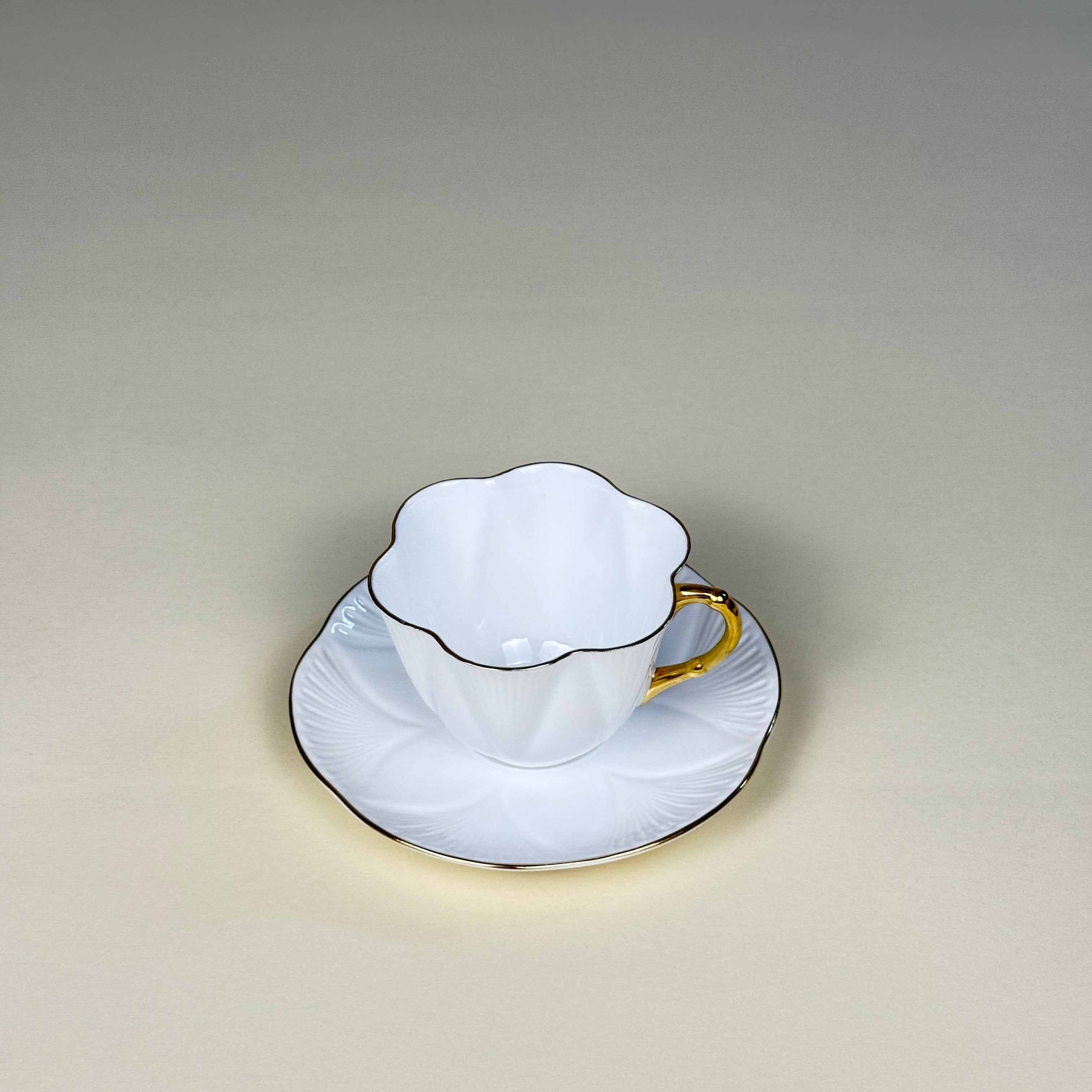 Shelley 白瓷金边骨瓷茶杯碟套装 英国，约1950–60年代｜Dainty 花瓣型