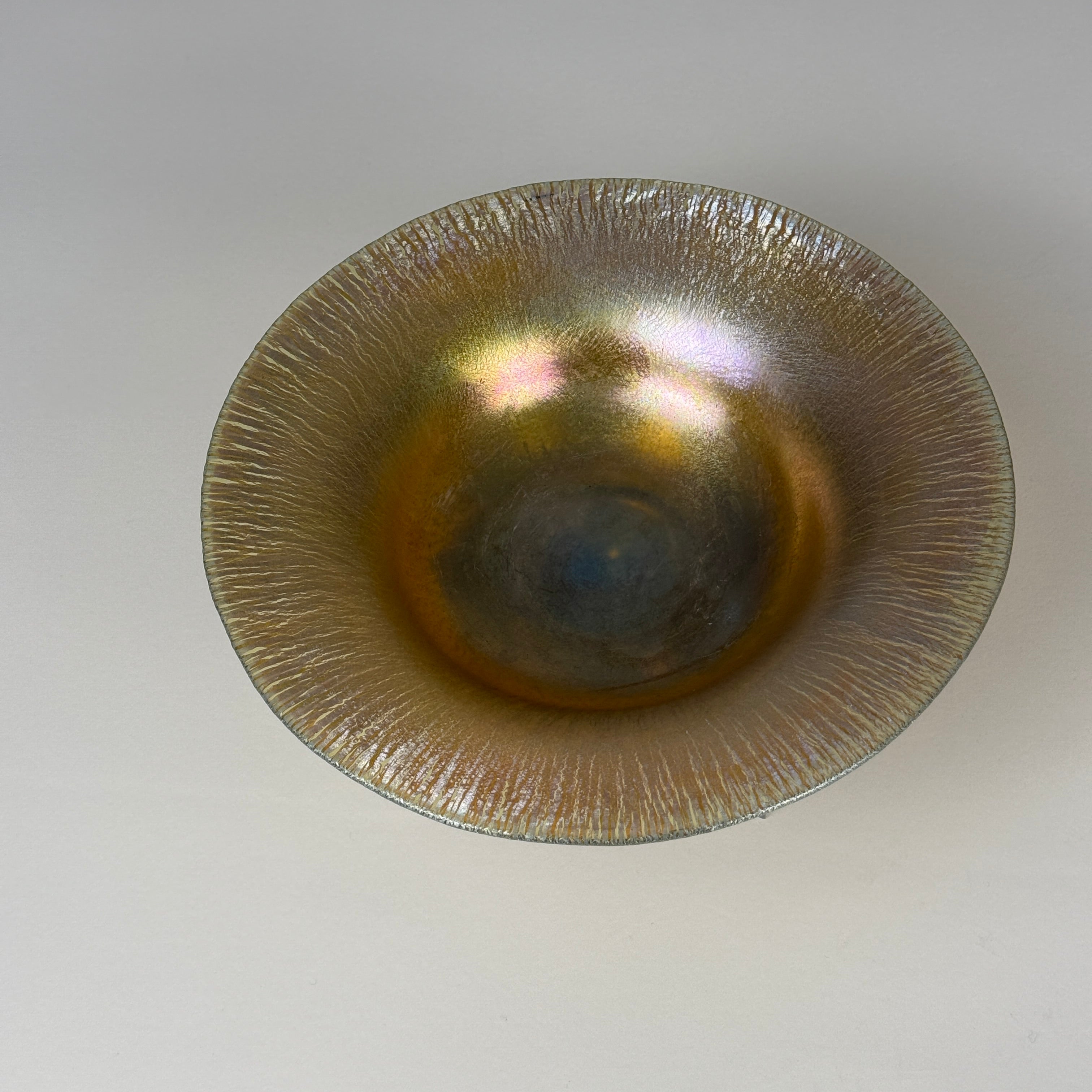 蒂凡尼 Favrile 虹彩艺术盘｜Tiffany Studios，新艺术风格玻璃器，签名款，约1900年