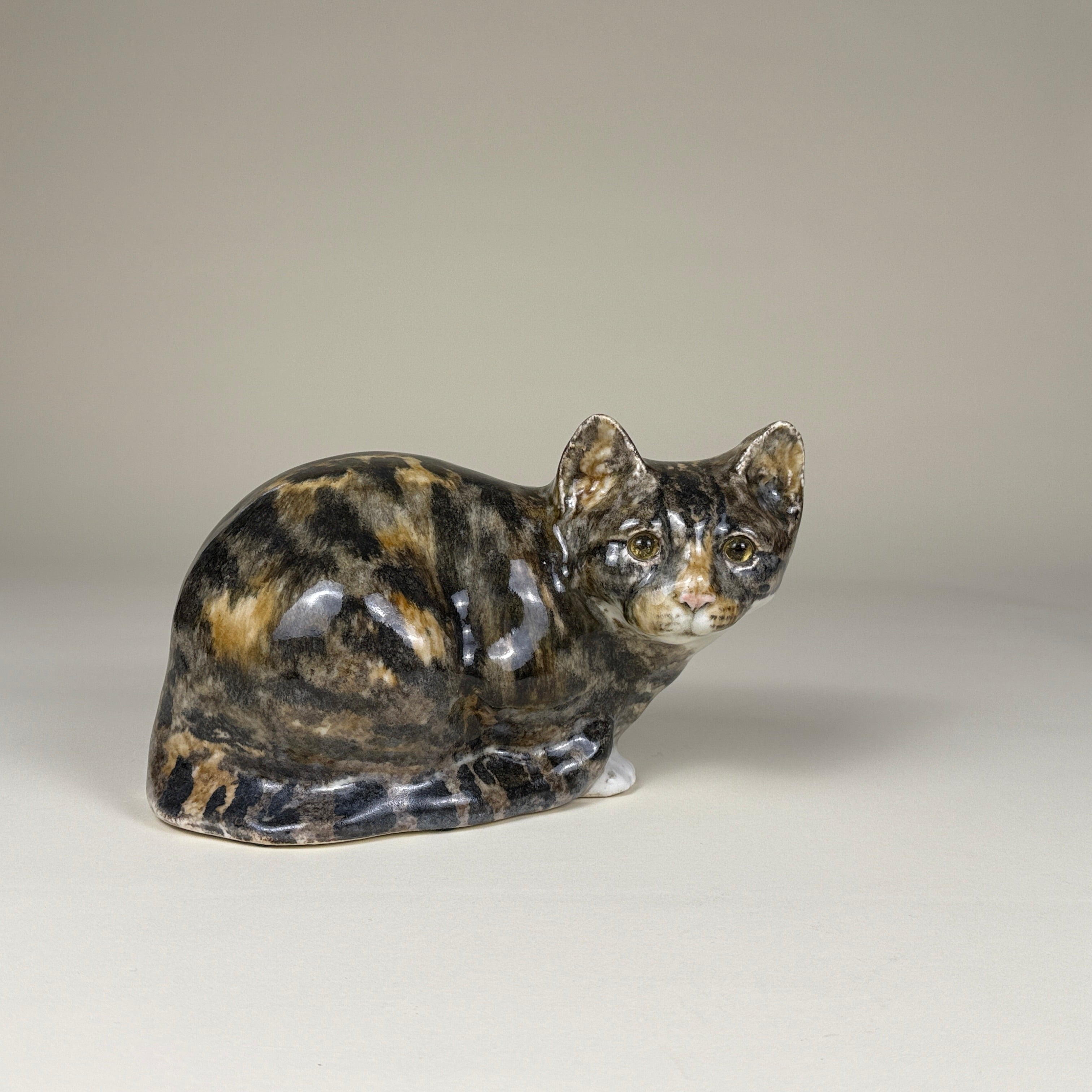 Winstanley 英国手工陶瓷猫雕像 – 蜷卧款 Crouching Pose