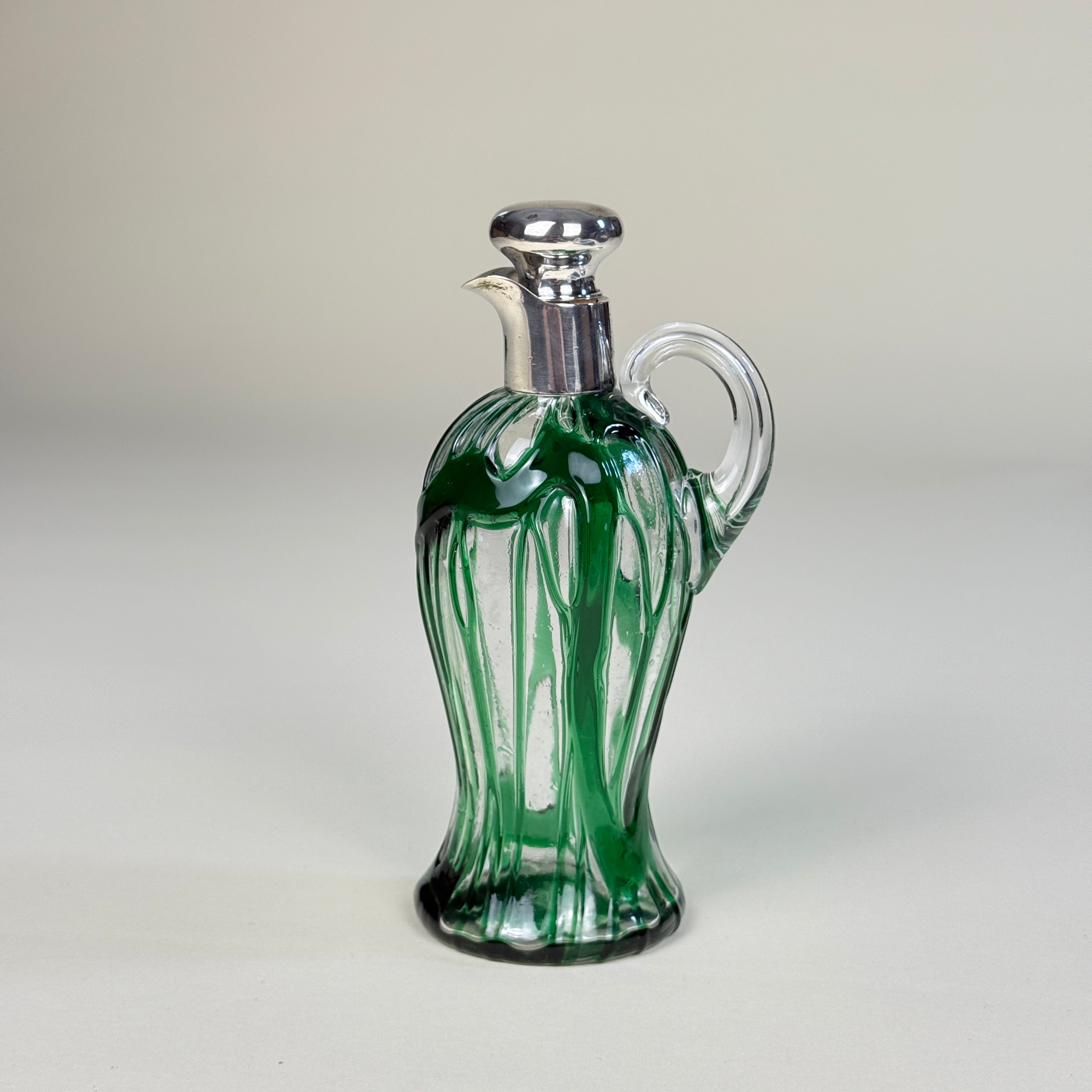 绿纹流光 · 维多利亚银口玻璃瓶 Green Veined Radiance · Victorian Silver-Mounted Glass Bottle, London, 1900, Height approx. 19.5 cm