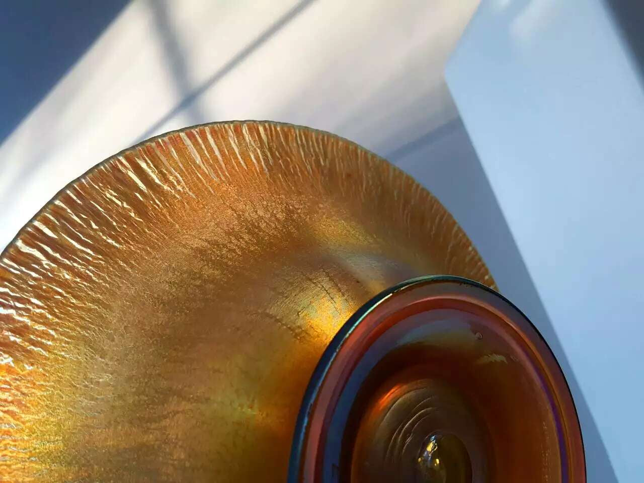 蒂凡尼 Favrile 虹彩艺术盘｜Tiffany Studios，新艺术风格玻璃器，签名款，约1900年