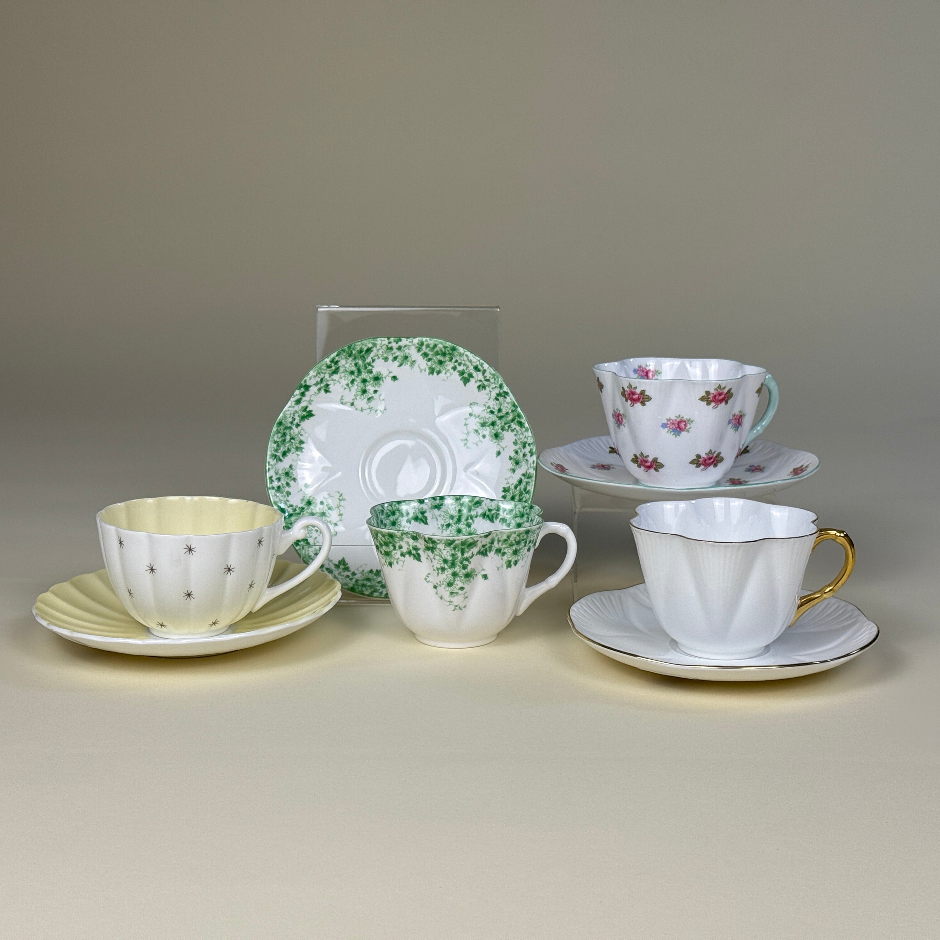 Shelley 白瓷金边骨瓷茶杯碟套装 英国，约1950–60年代｜Dainty 花瓣型