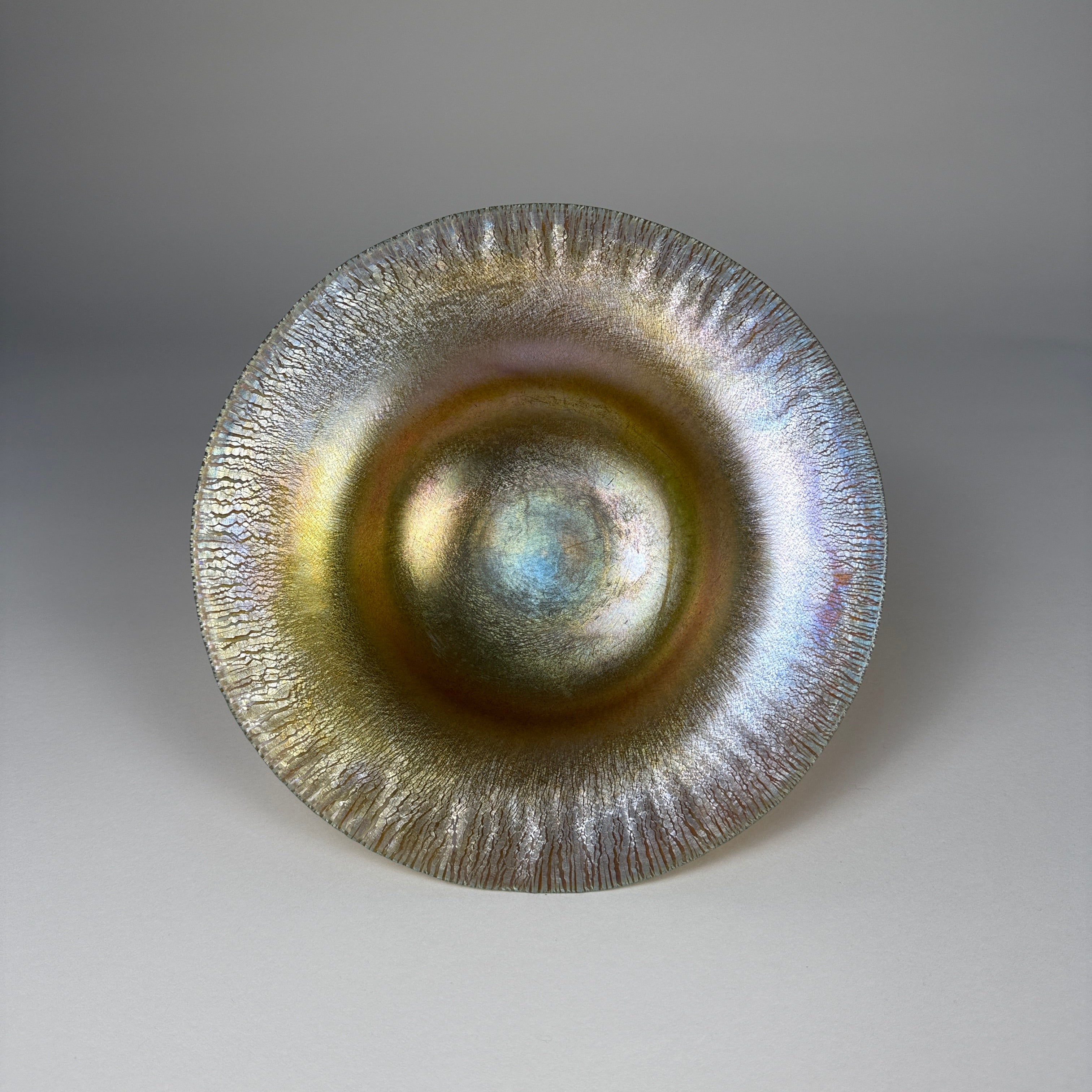 蒂凡尼 Favrile 虹彩艺术盘｜Tiffany Studios，新艺术风格玻璃器，签名款，约1900年