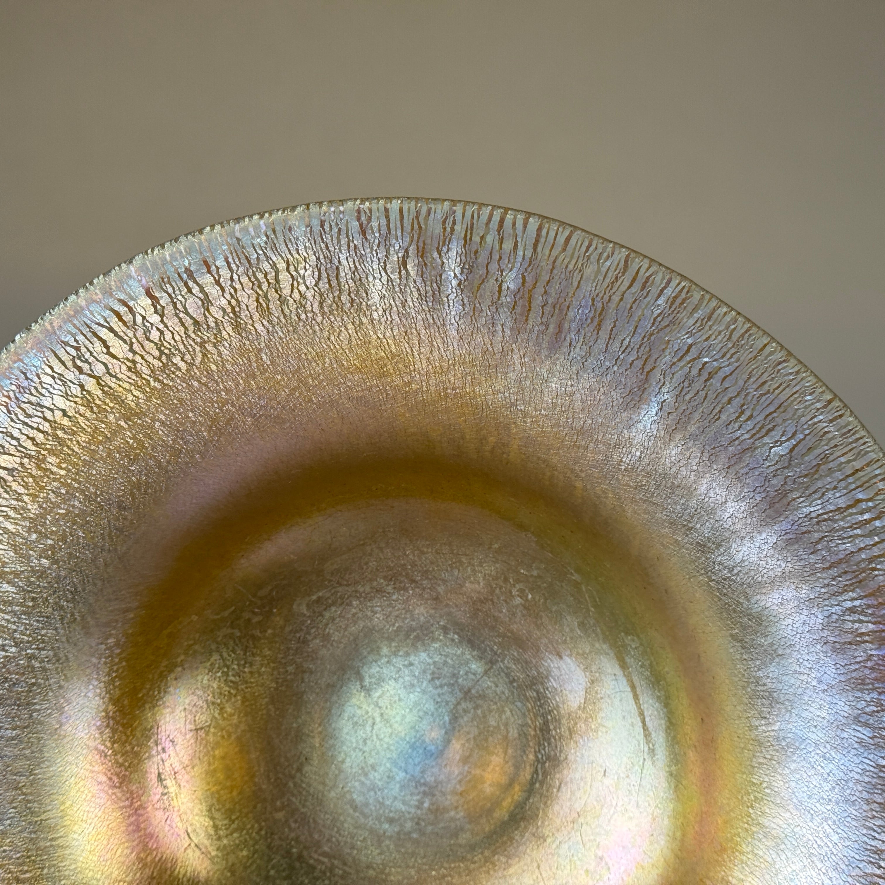蒂凡尼 Favrile 虹彩艺术盘｜Tiffany Studios，新艺术风格玻璃器，签名款，约1900年